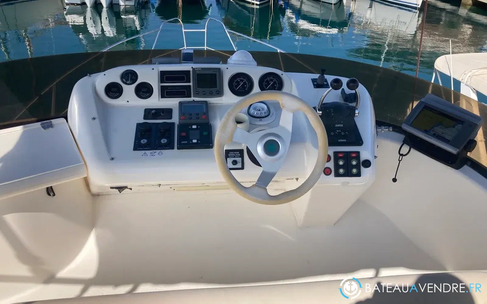 slider 10 Sealine F 33