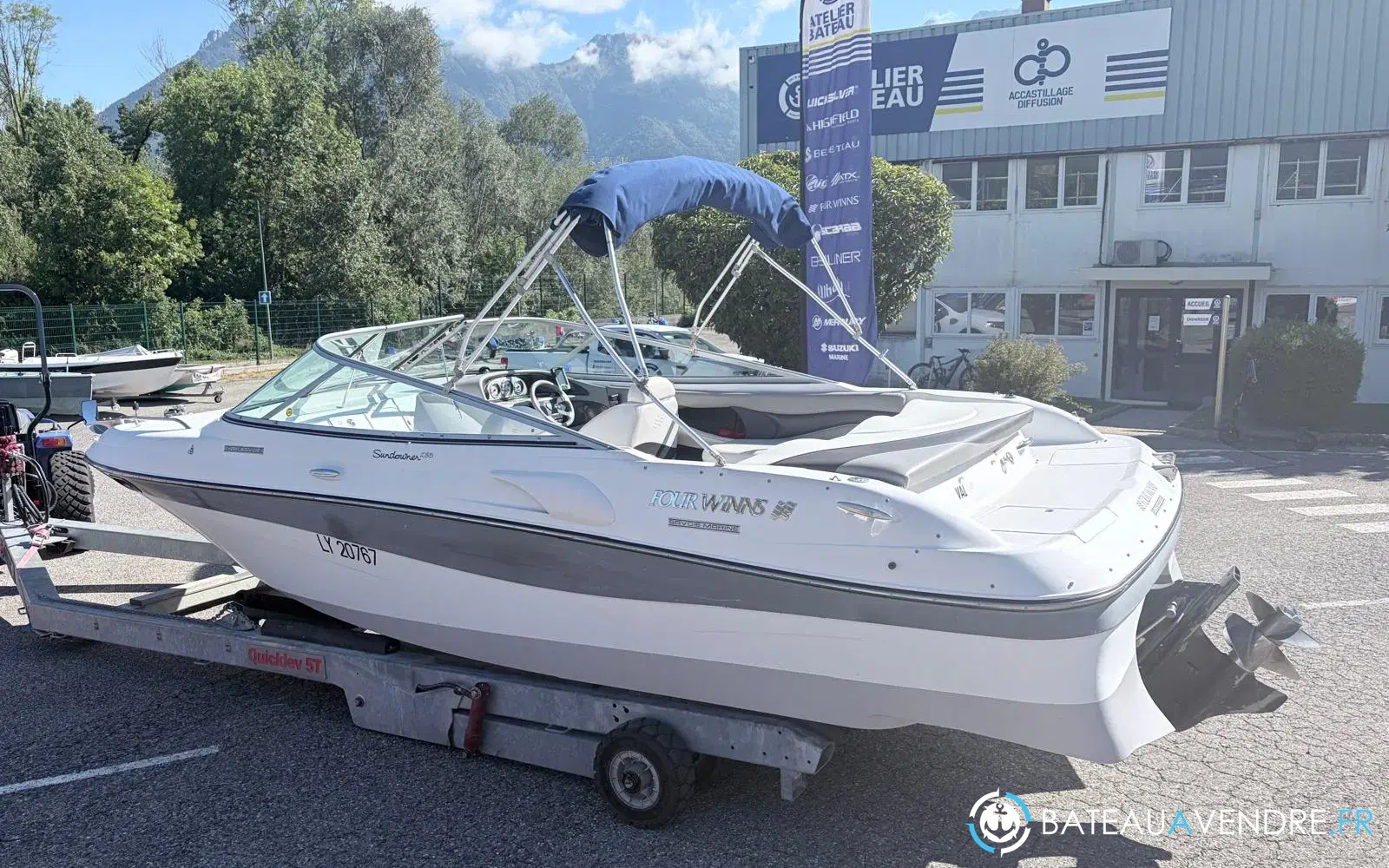 slider 0 Four Winns Sundowner 235