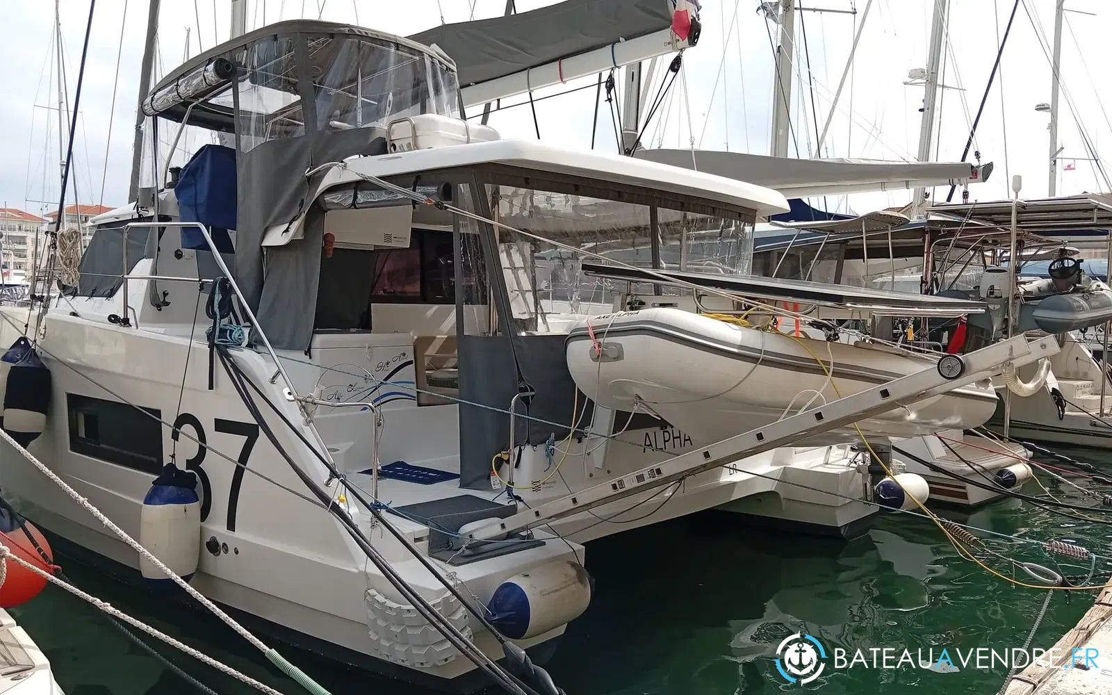 slider 0 Aventura Catamarans A37