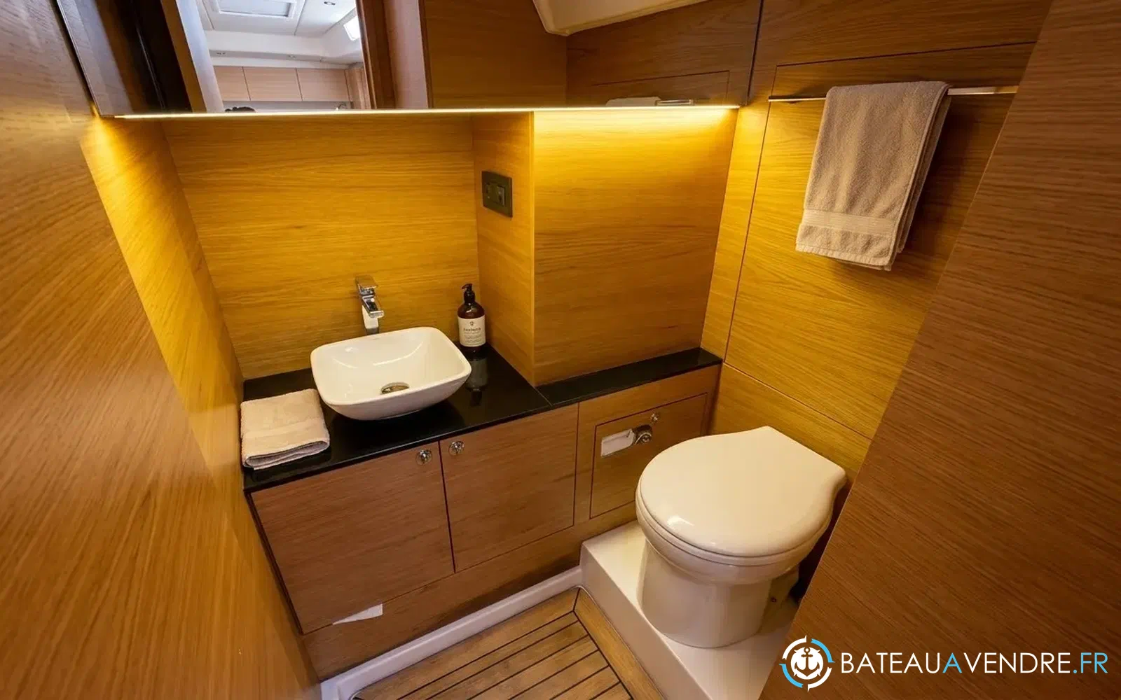 slider 10 De Antonio Yachts D33 Cruiser