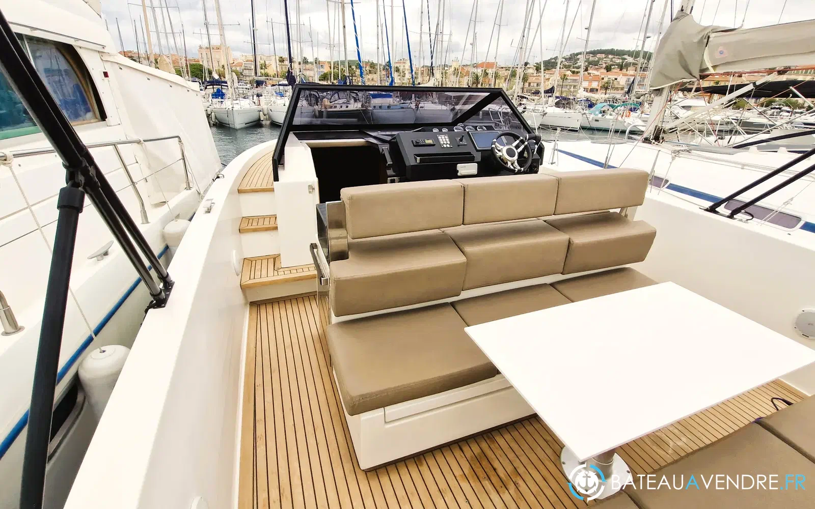 slider 4 De Antonio Yachts D33 Cruiser