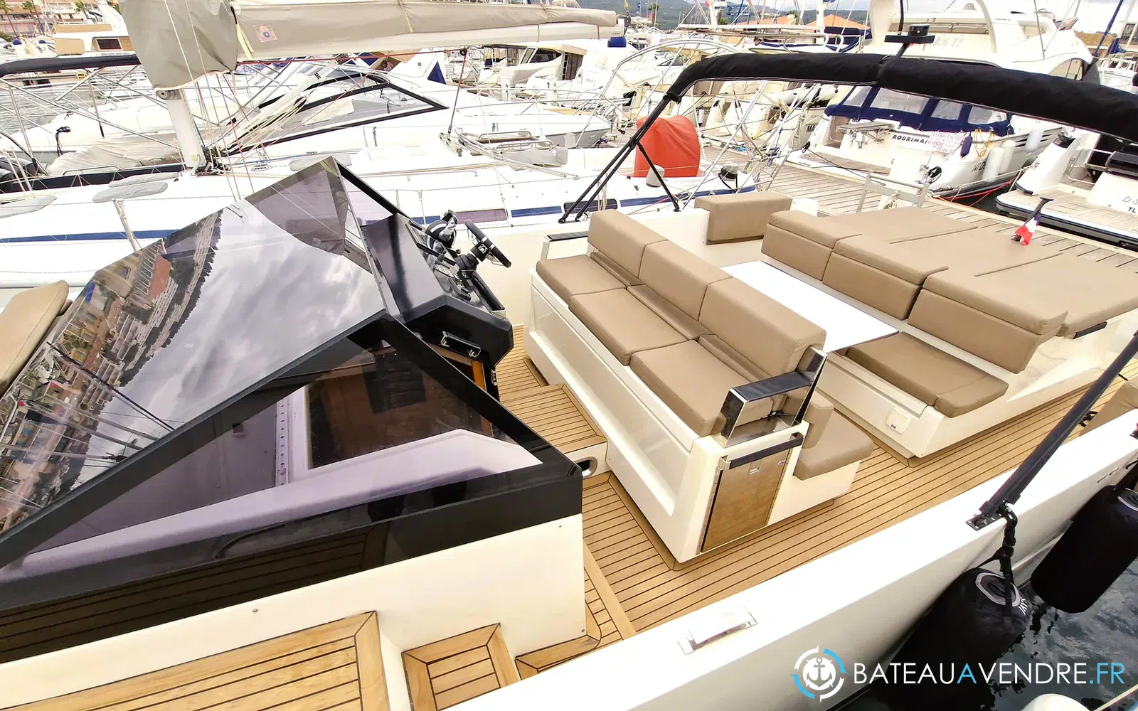 slider 6 De Antonio Yachts D33 Cruiser