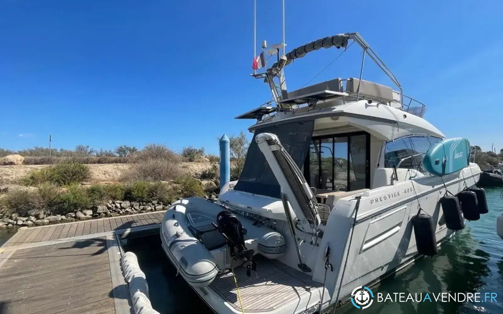 slider 1 Prestige Yachts 420 Fly