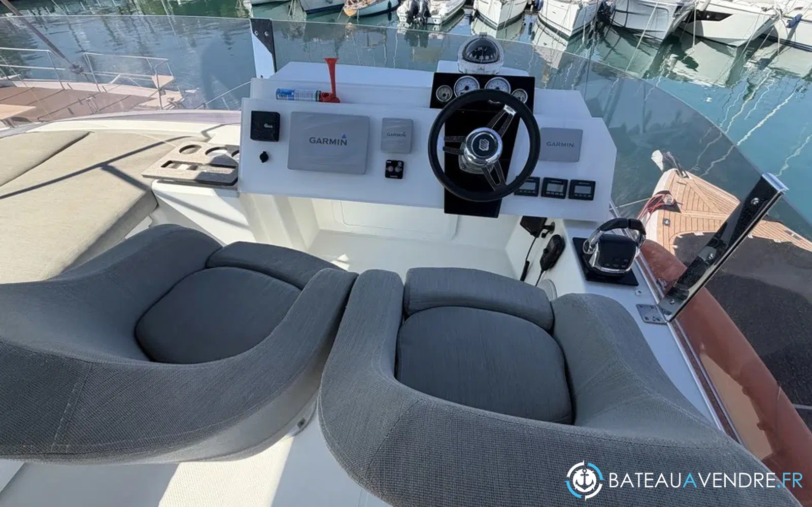 slider 22 Fountaine Pajot My 37
