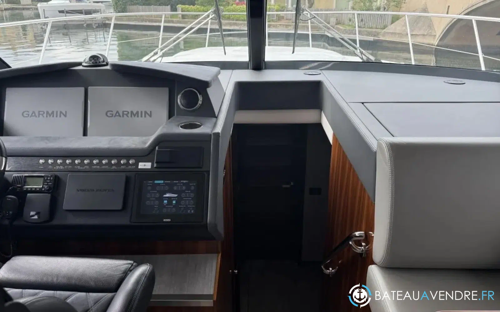 slider 3 Riviera 4800 SPORT YACHT SÉRIE II ÉDITION PLATINE