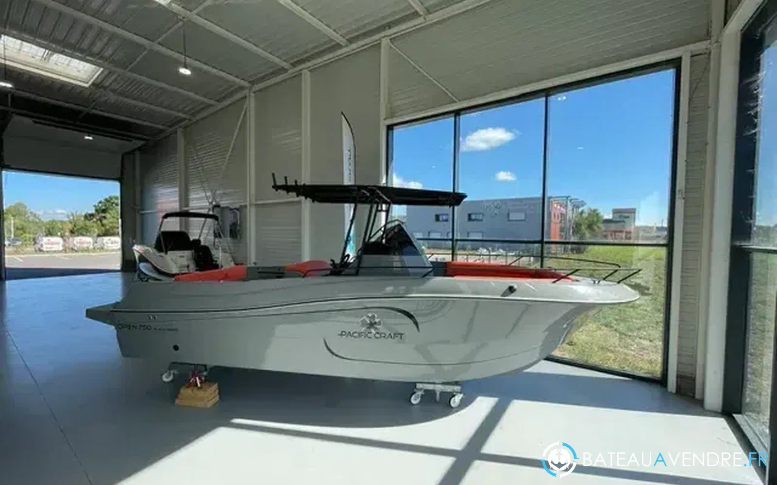 slider 1 Pacific Craft 750 Open