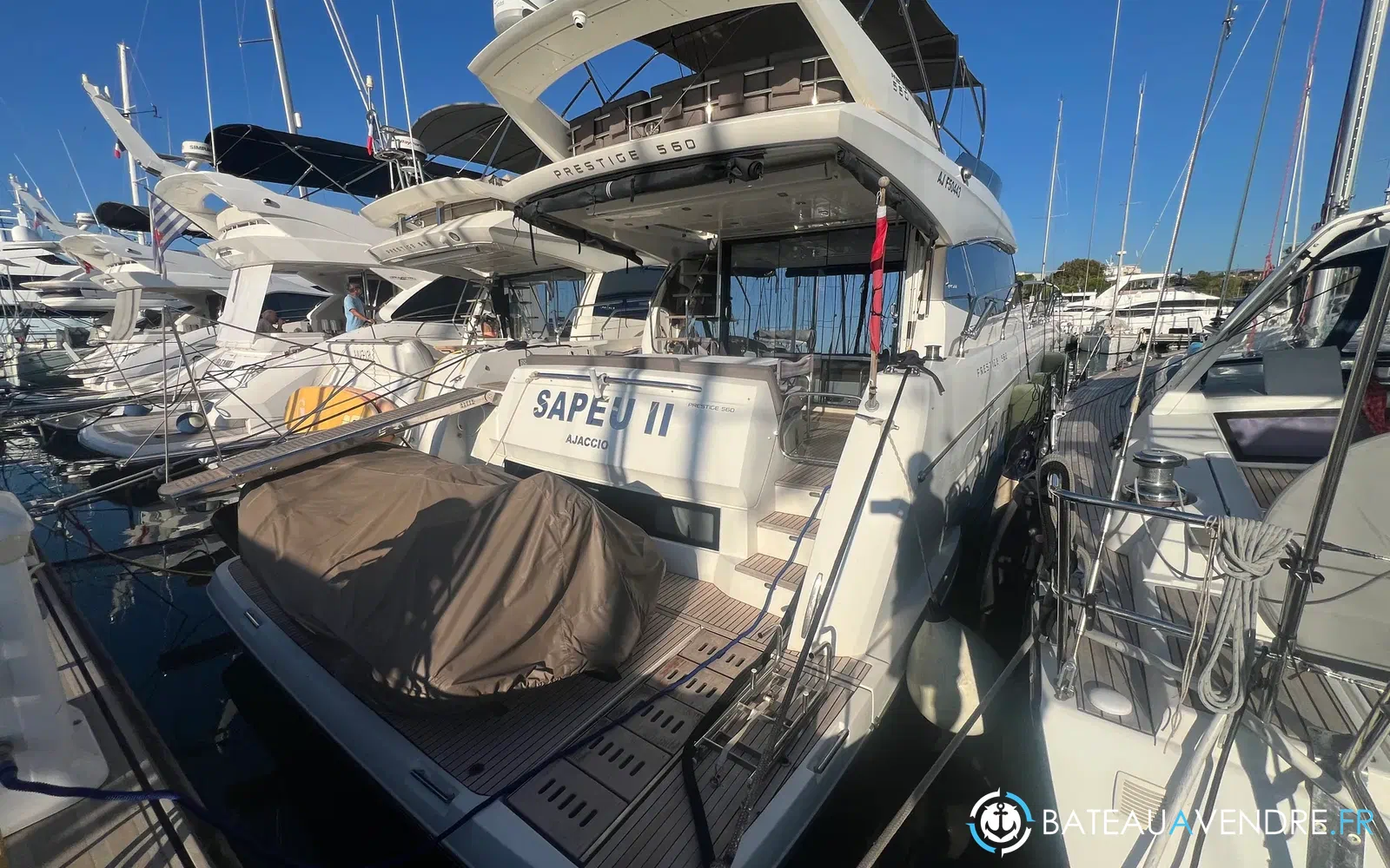 slider 1 Prestige Yachts 560 Fly