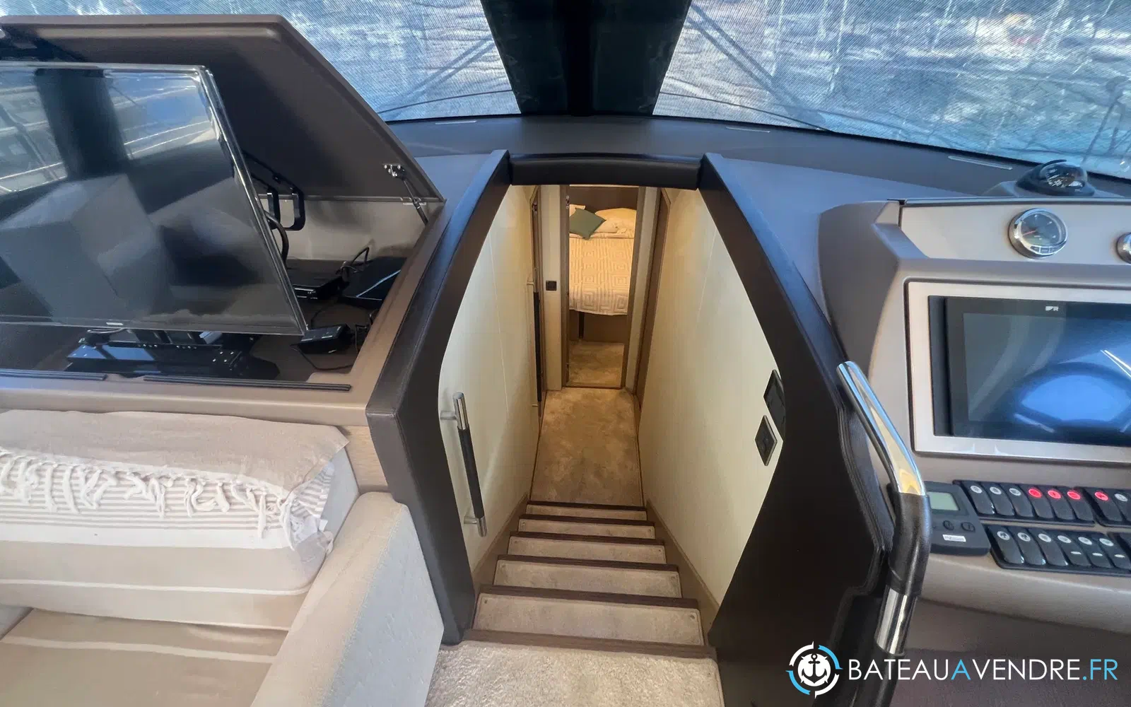 slider 84 Prestige Yachts 560 Fly