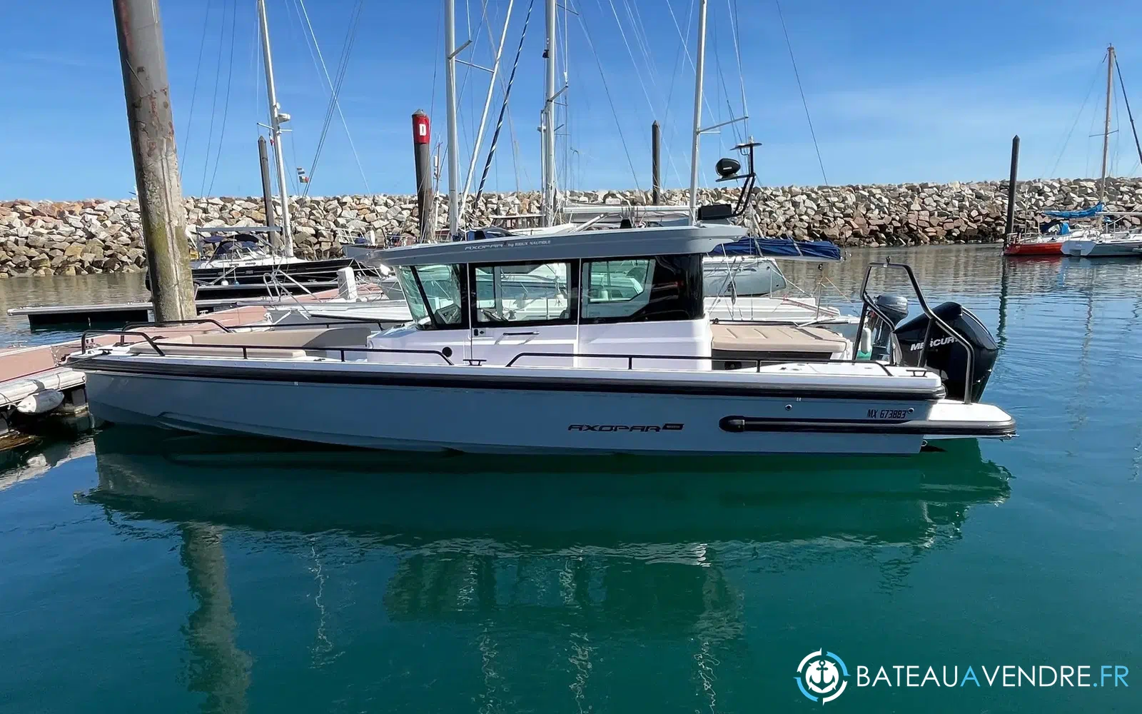 slider 0 Axopar 28 Cabin