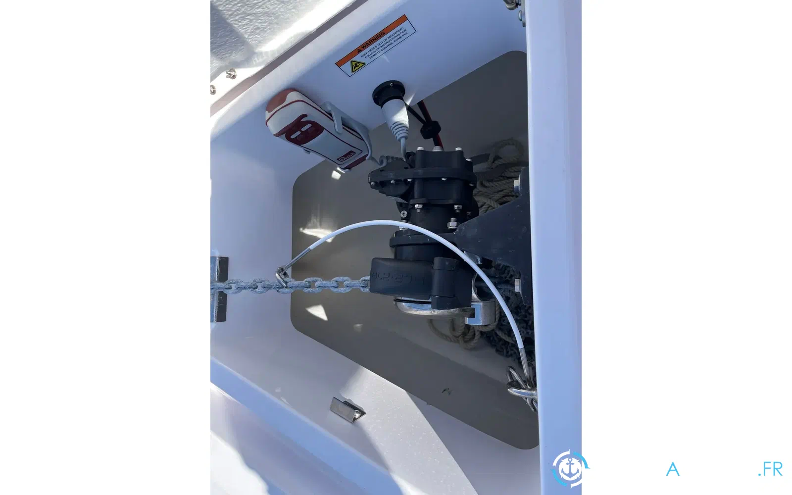 slider 9 Axopar 28 Cabin