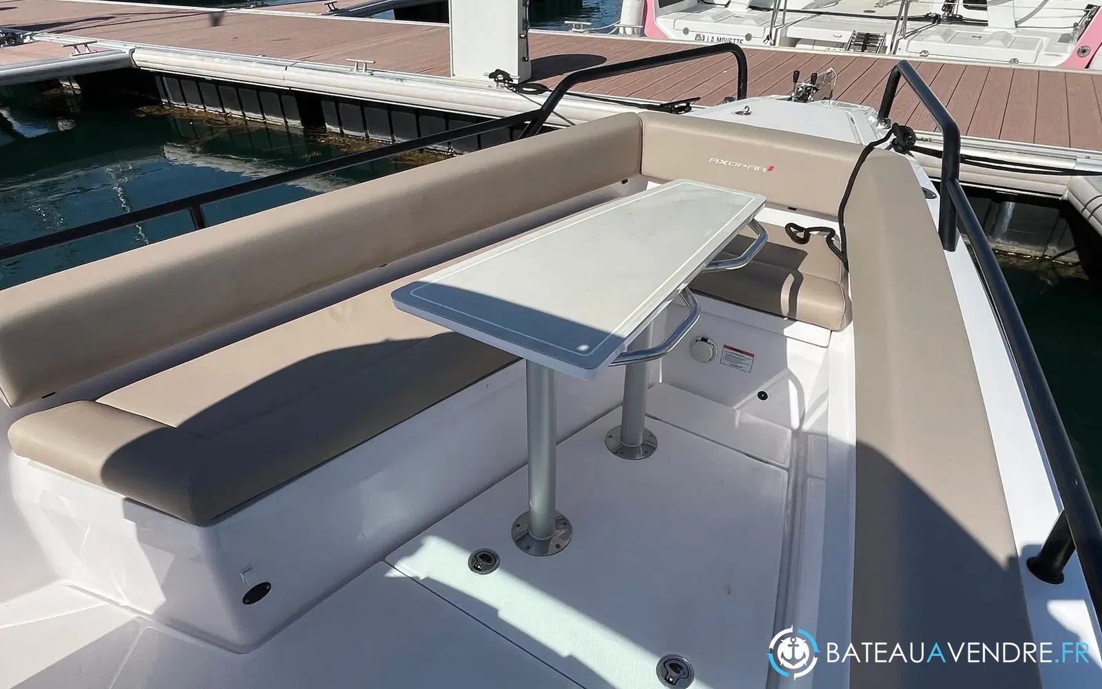 slider 10 Axopar 28 Cabin
