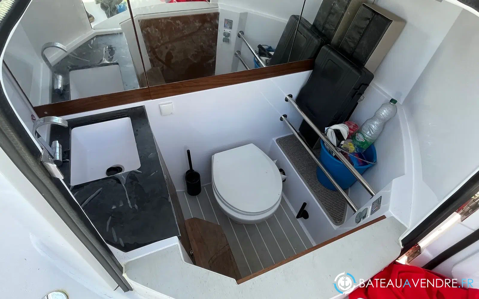slider 11 Axopar 28 Cabin