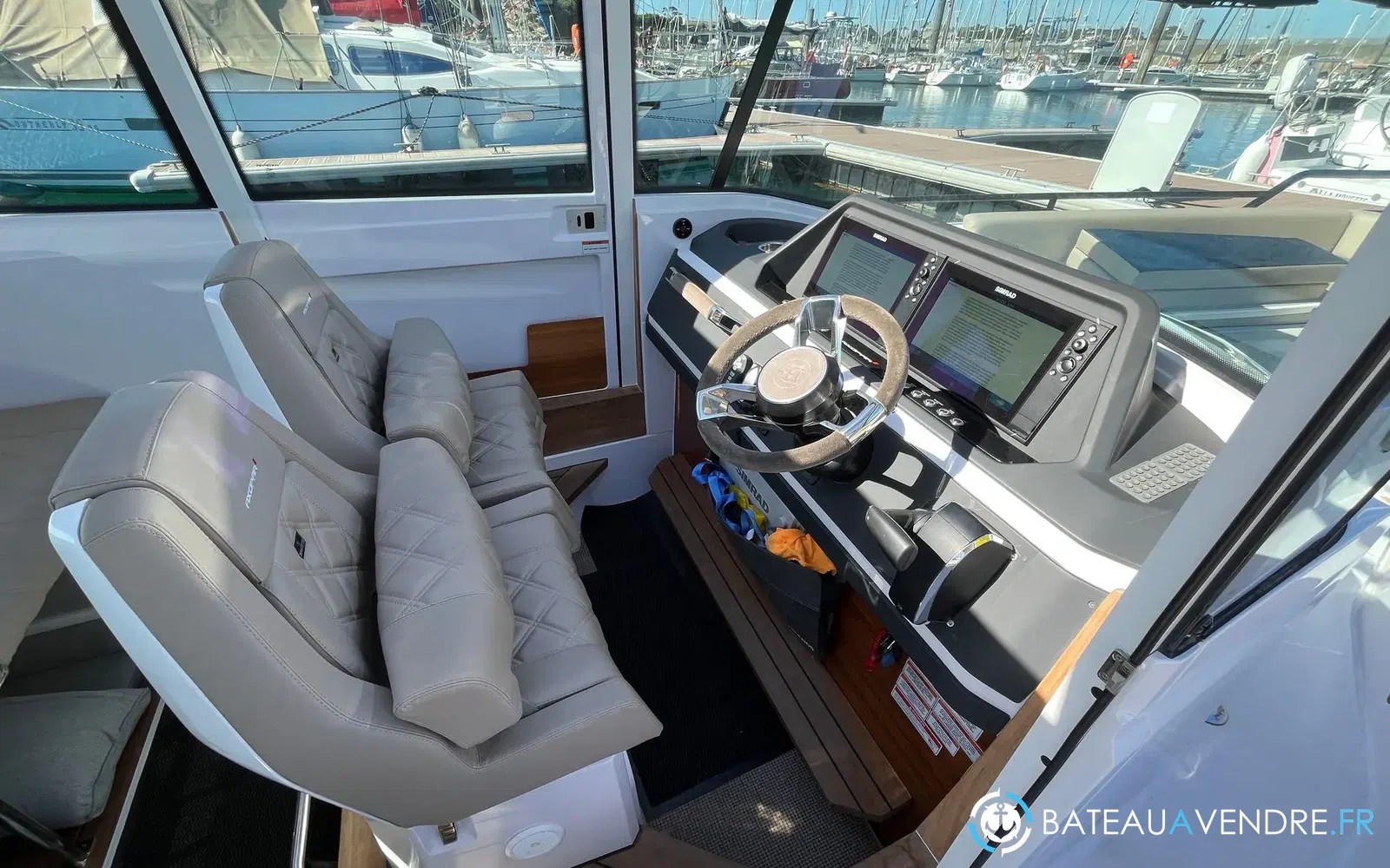 slider 12 Axopar 28 Cabin