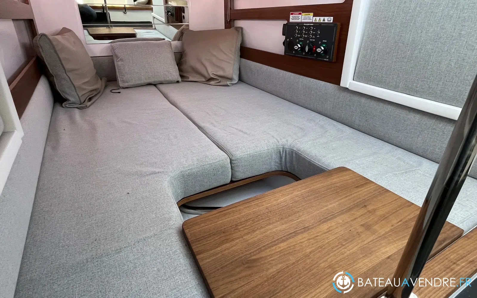 slider 14 Axopar 28 Cabin