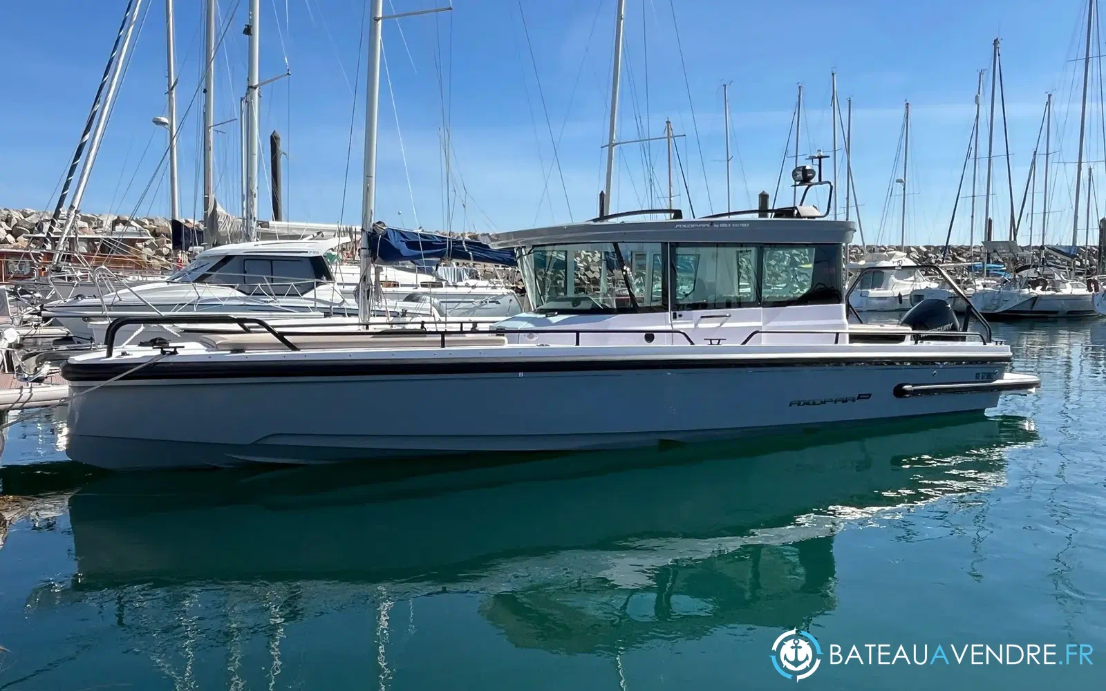 slider 1 Axopar 28 Cabin