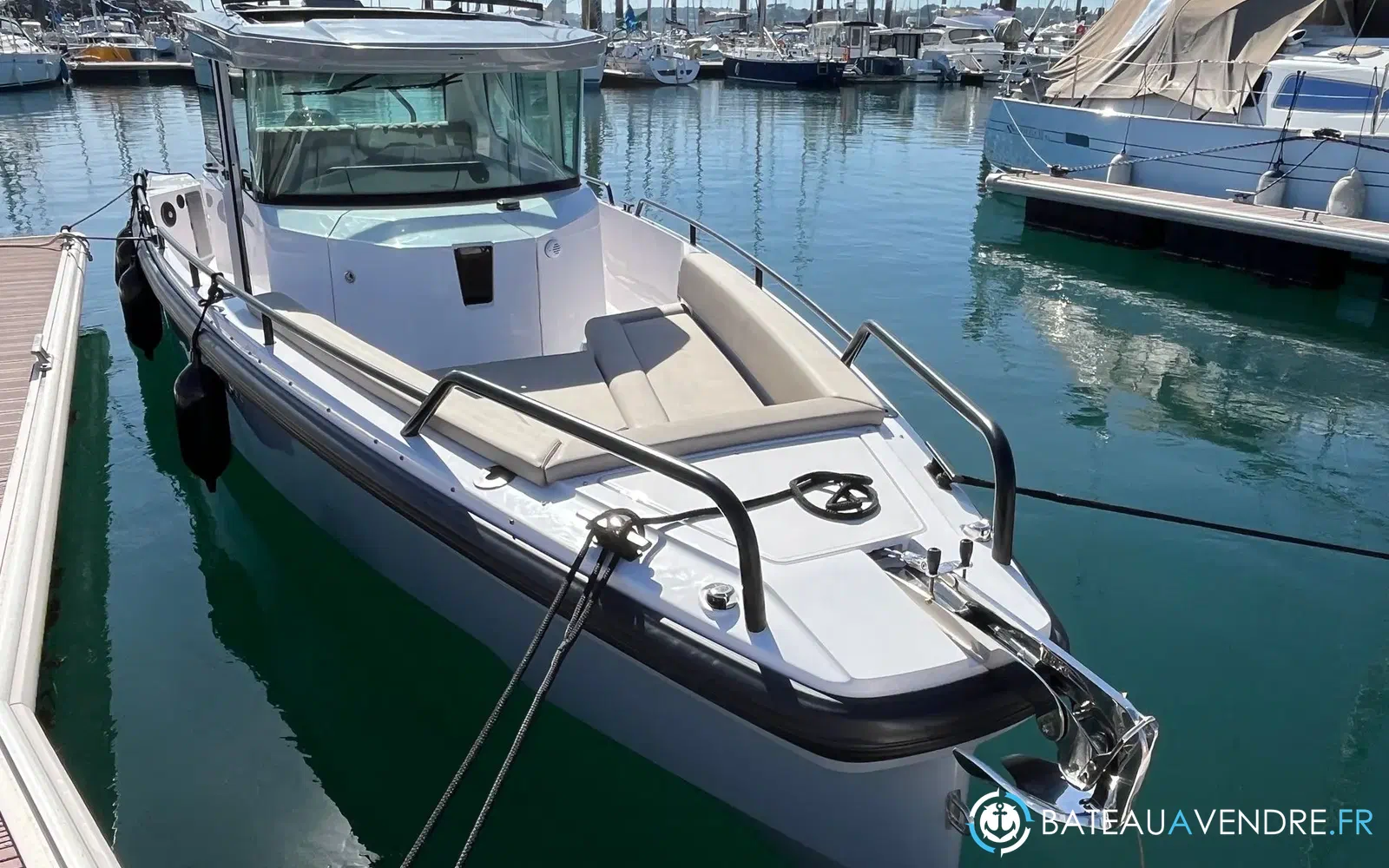 slider 3 Axopar 28 Cabin