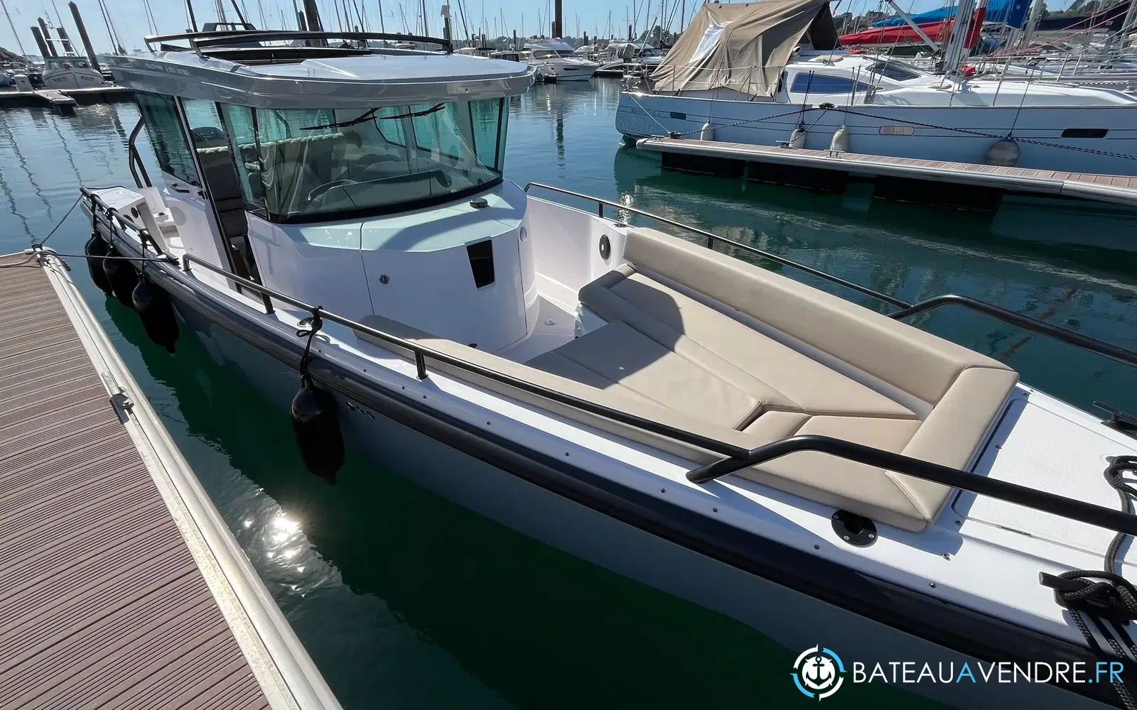 slider 4 Axopar 28 Cabin