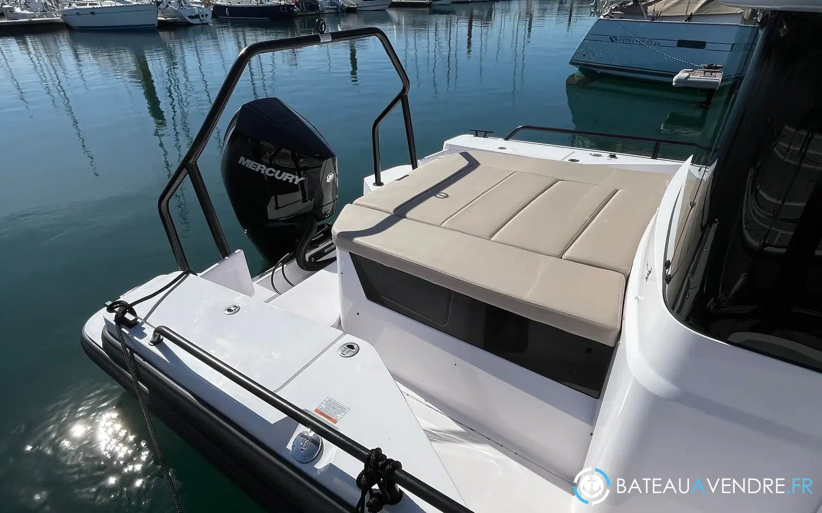 slider 6 Axopar 28 Cabin
