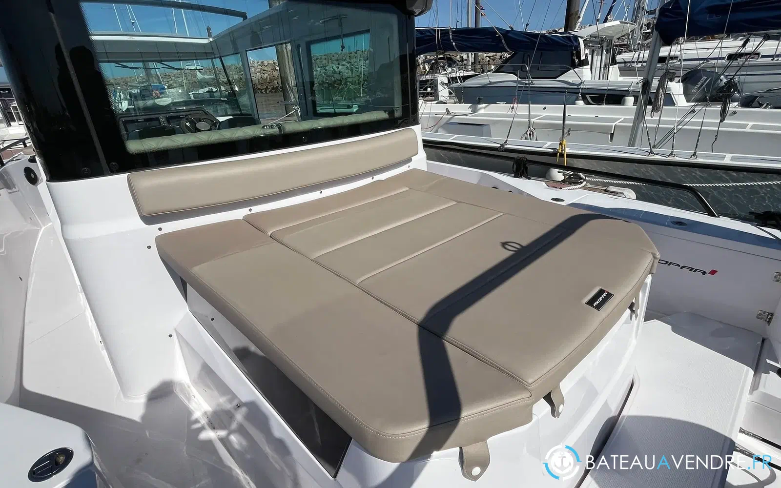 slider 8 Axopar 28 Cabin