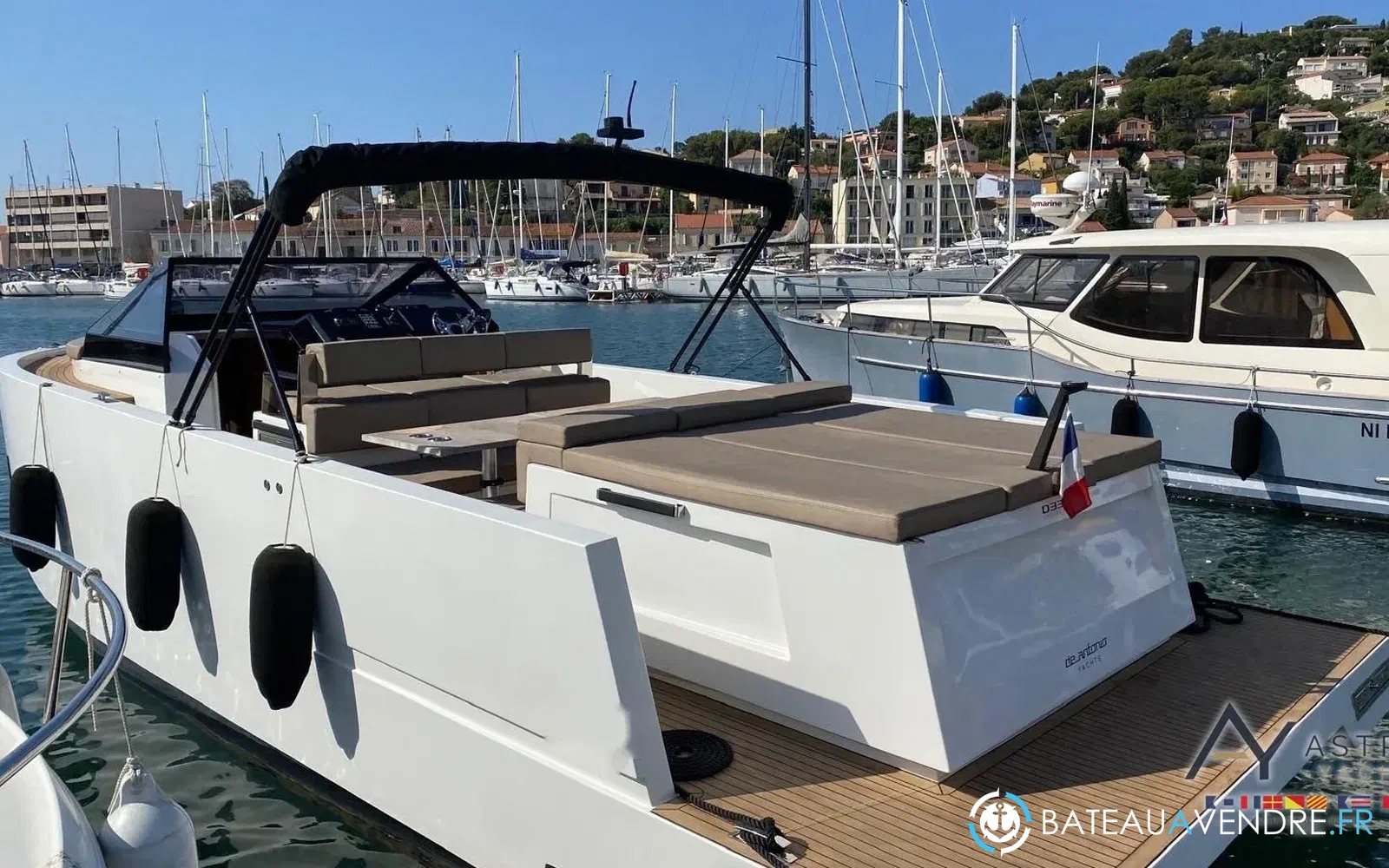 slider 6 De Antonio Yachts D33 Cruiser