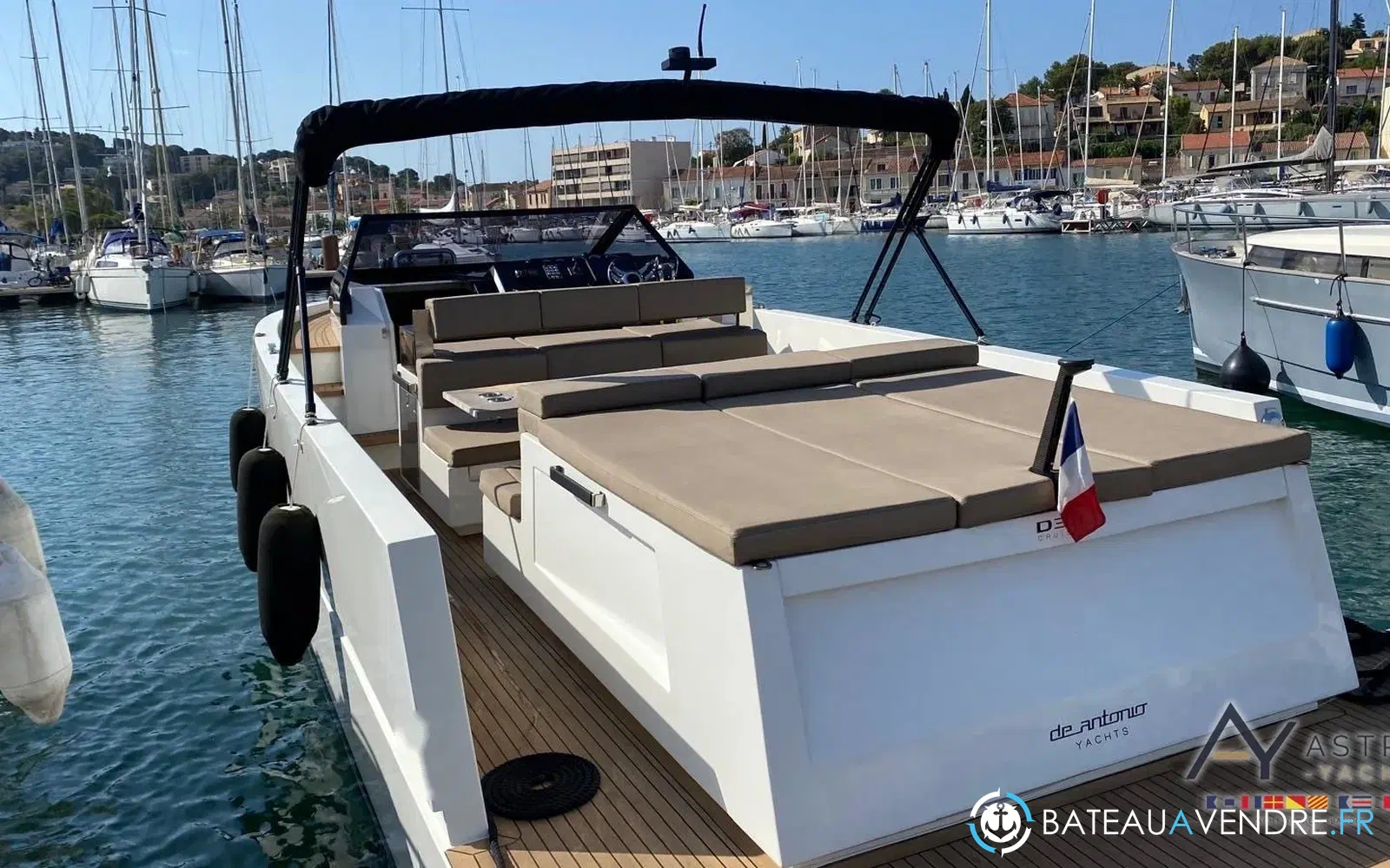 slider 7 De Antonio Yachts D33 Cruiser