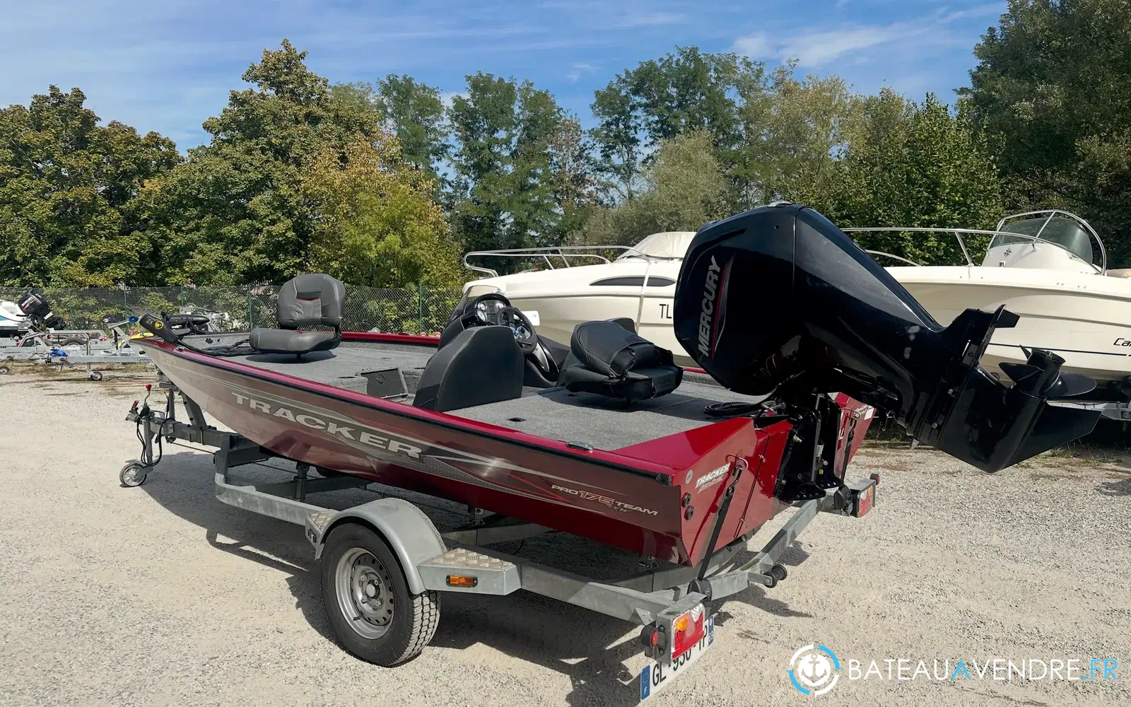 slider 1 Tracker Pro Team 175