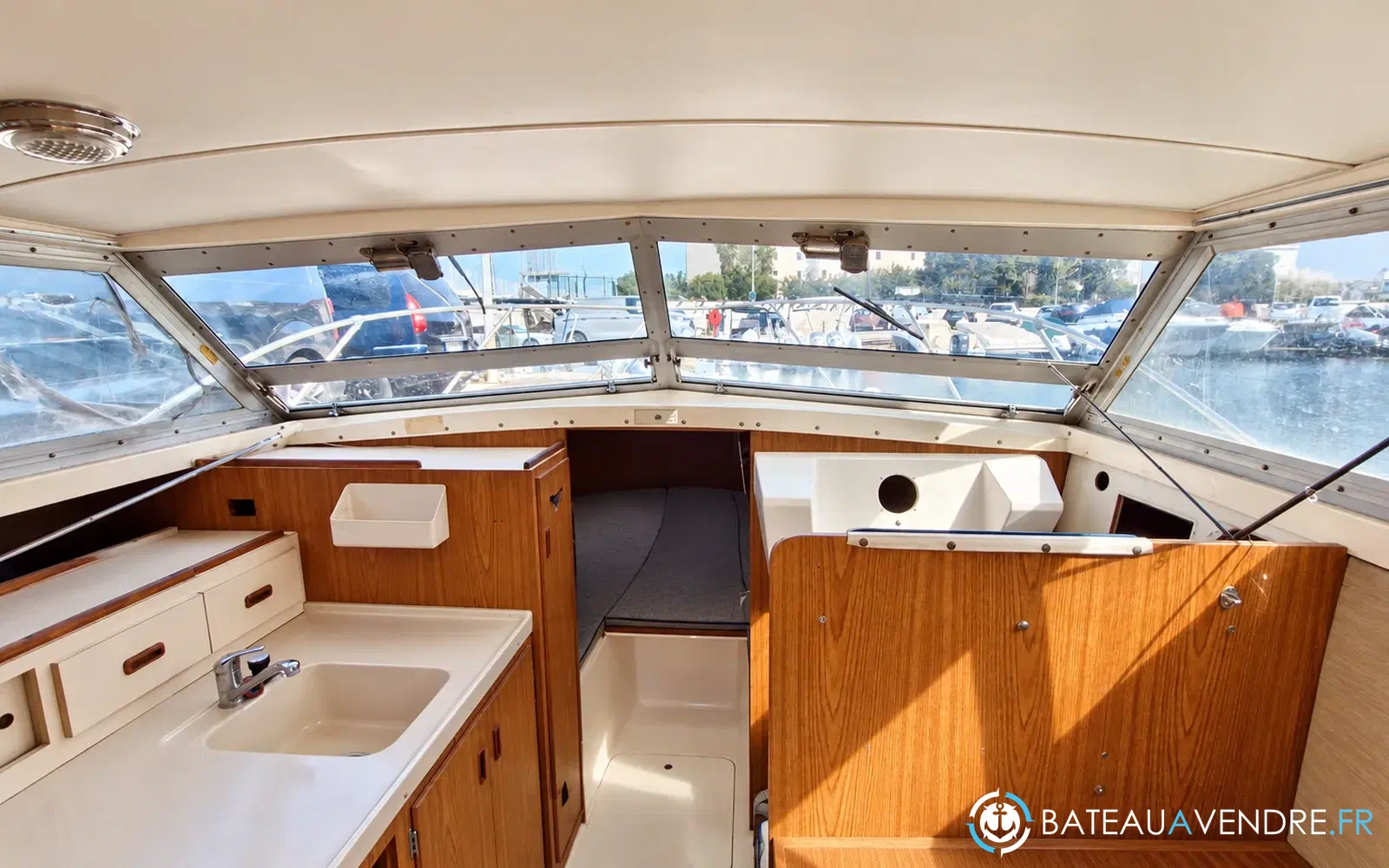 slider 8 Bertram 28 Flybridge
