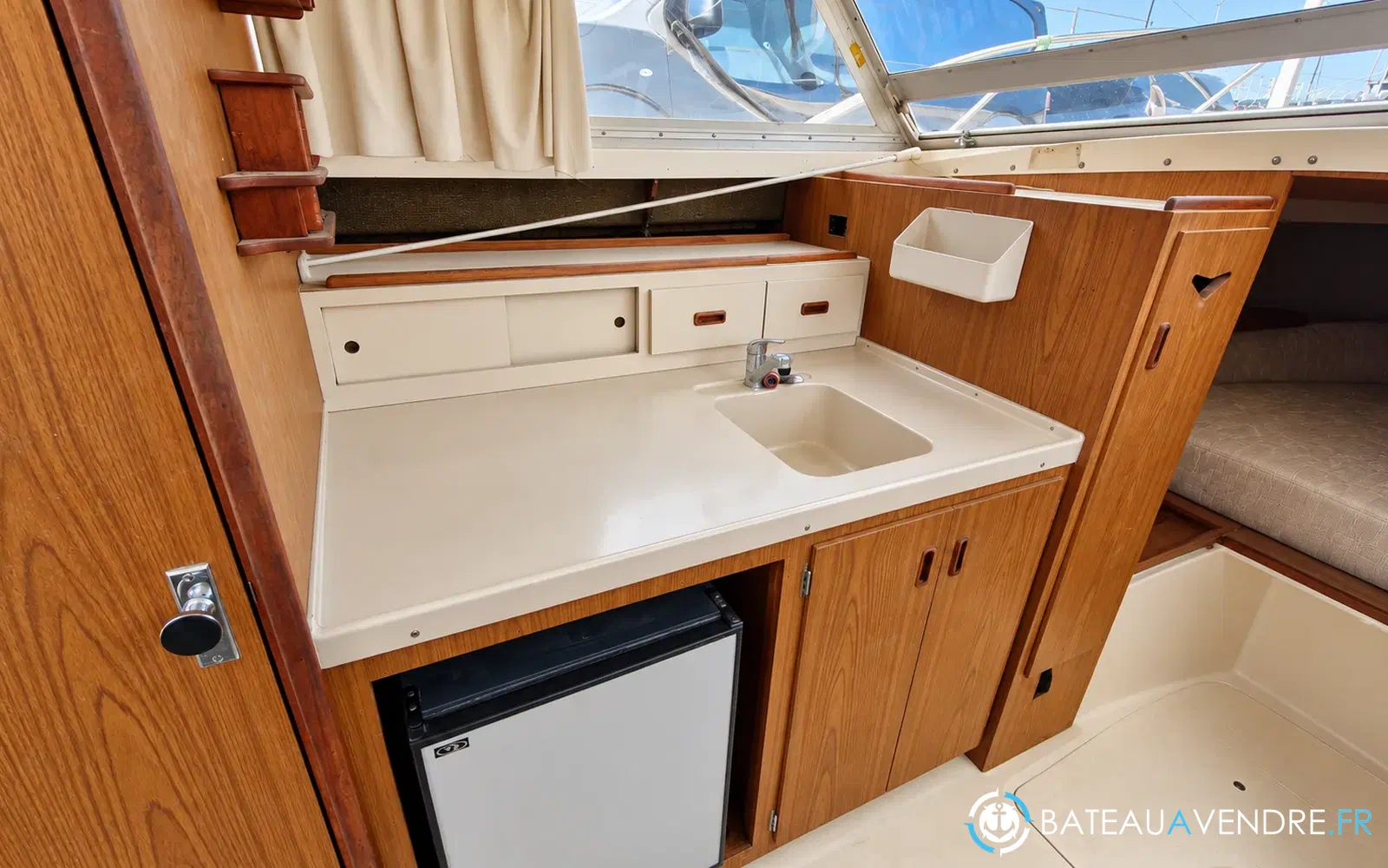 slider 10 Bertram 28 Flybridge