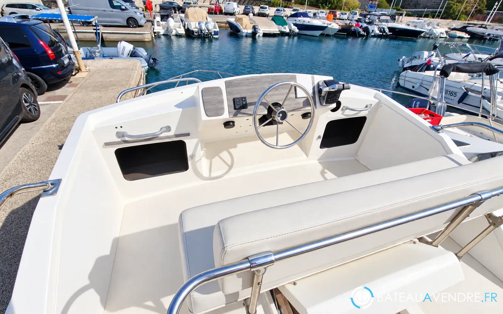 slider 3 Bertram 28 Flybridge