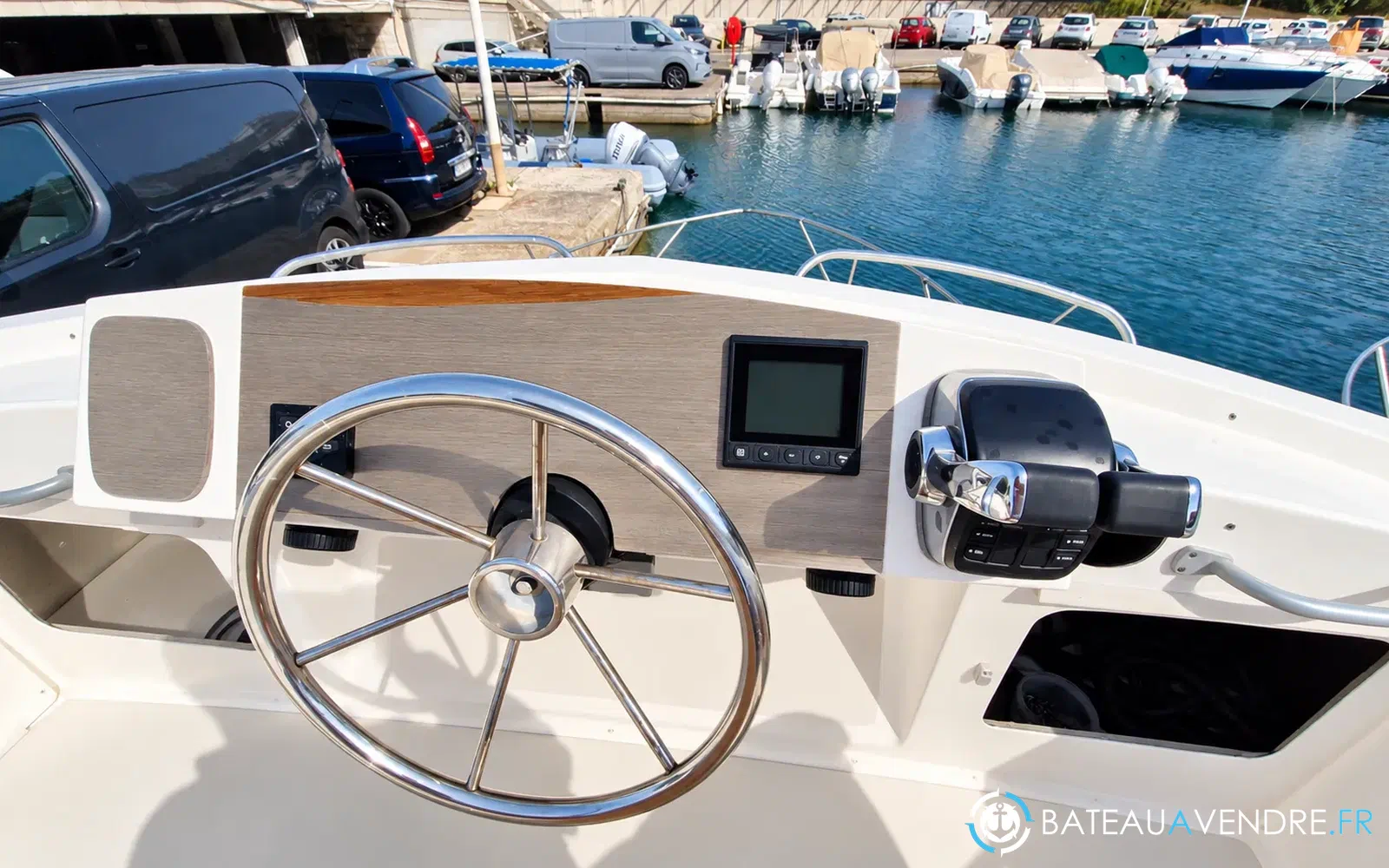 slider 5 Bertram 28 Flybridge