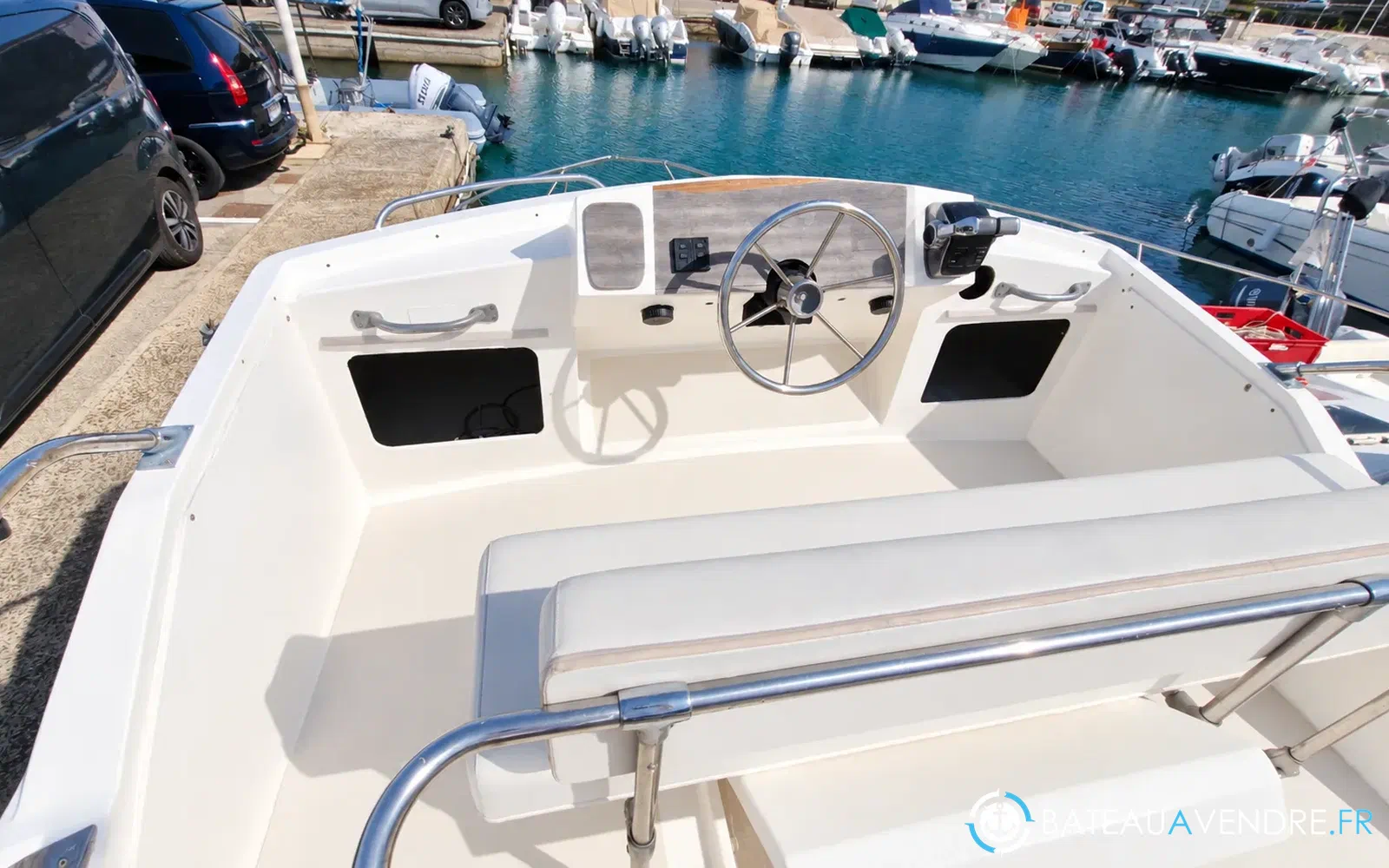 slider 4 Bertram 28 Flybridge