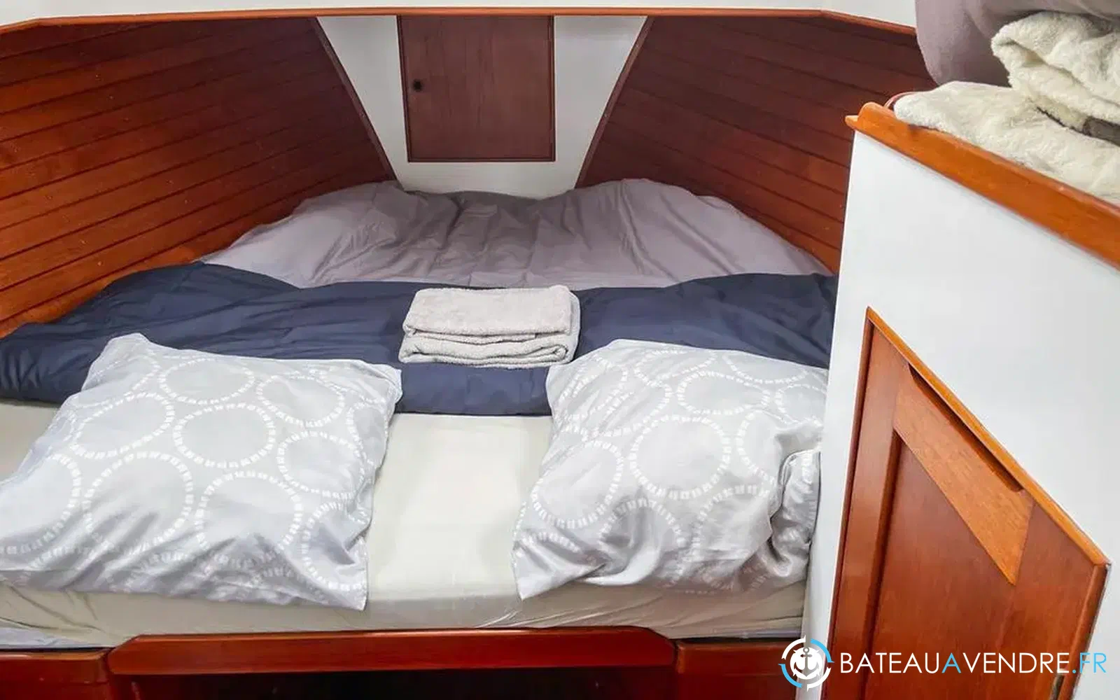 slider 10 Grand Banks 42 Europa