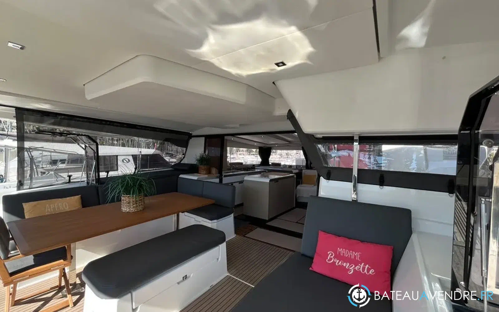 slider 4 Fountaine Pajot Aura 51