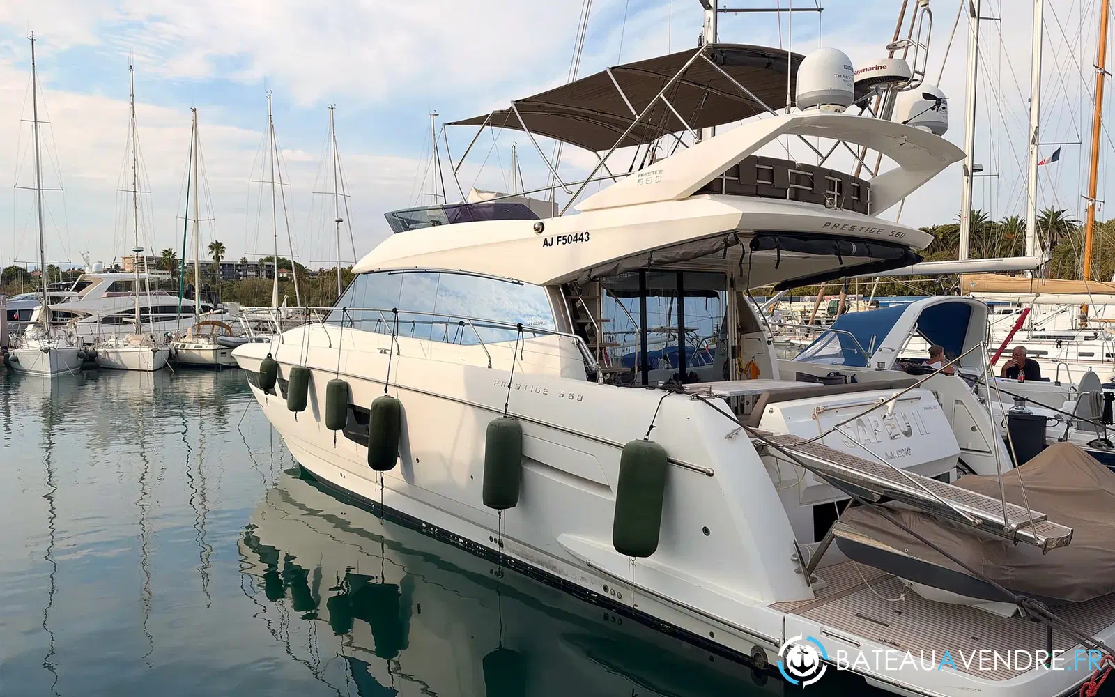 slider 1 Prestige Yachts 560 Fly