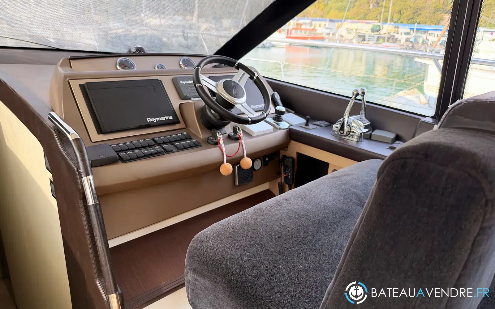 slider 8 Prestige Yachts 560 Fly