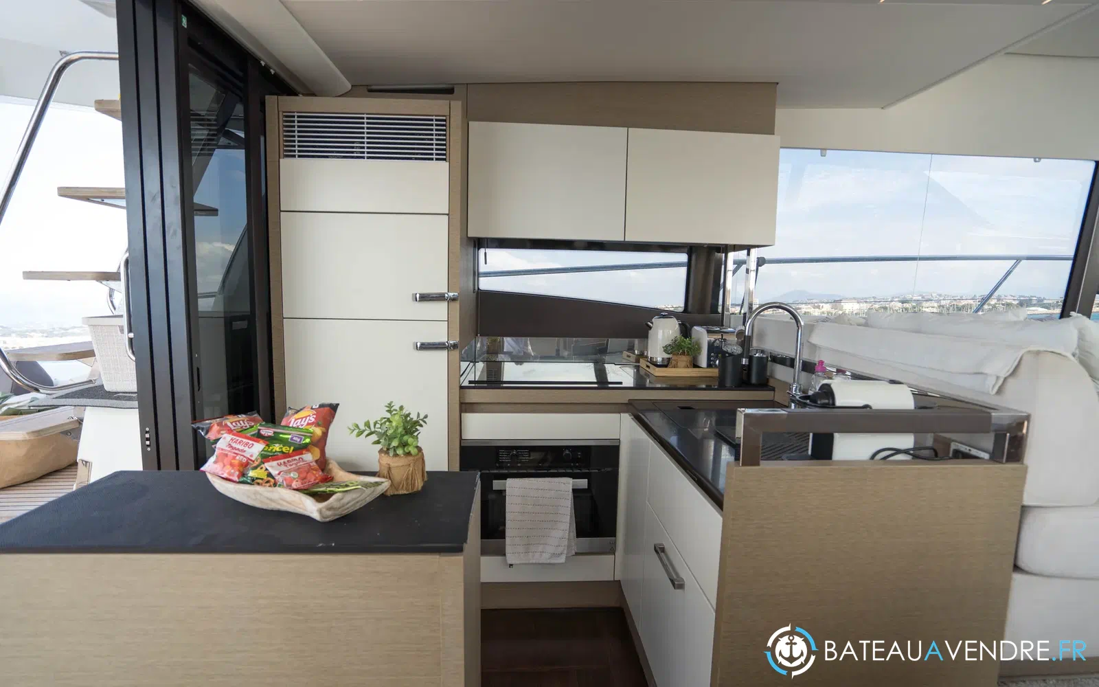 slider 10 Prestige Yachts 520 Fly