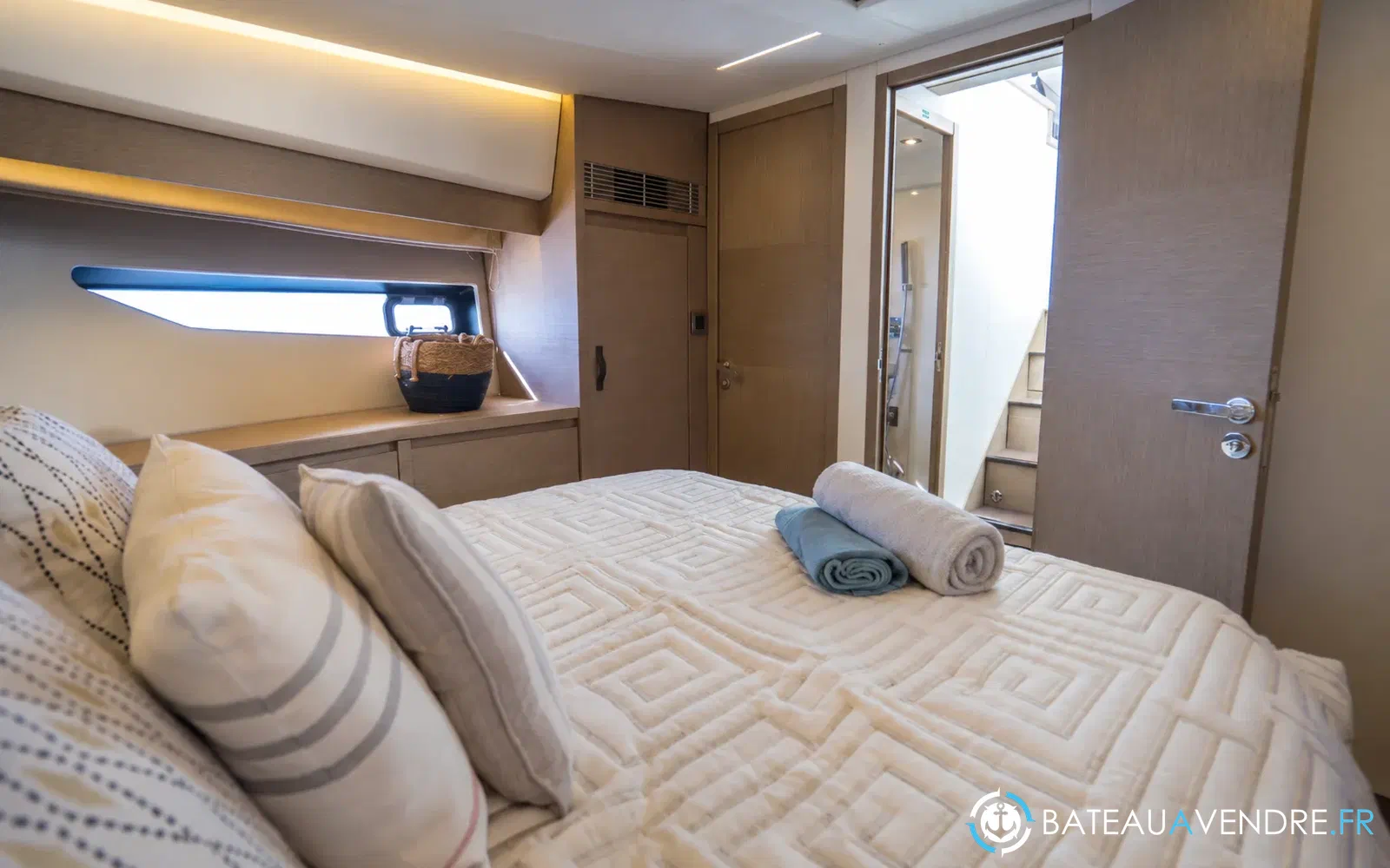 slider 17 Prestige Yachts 520 Fly