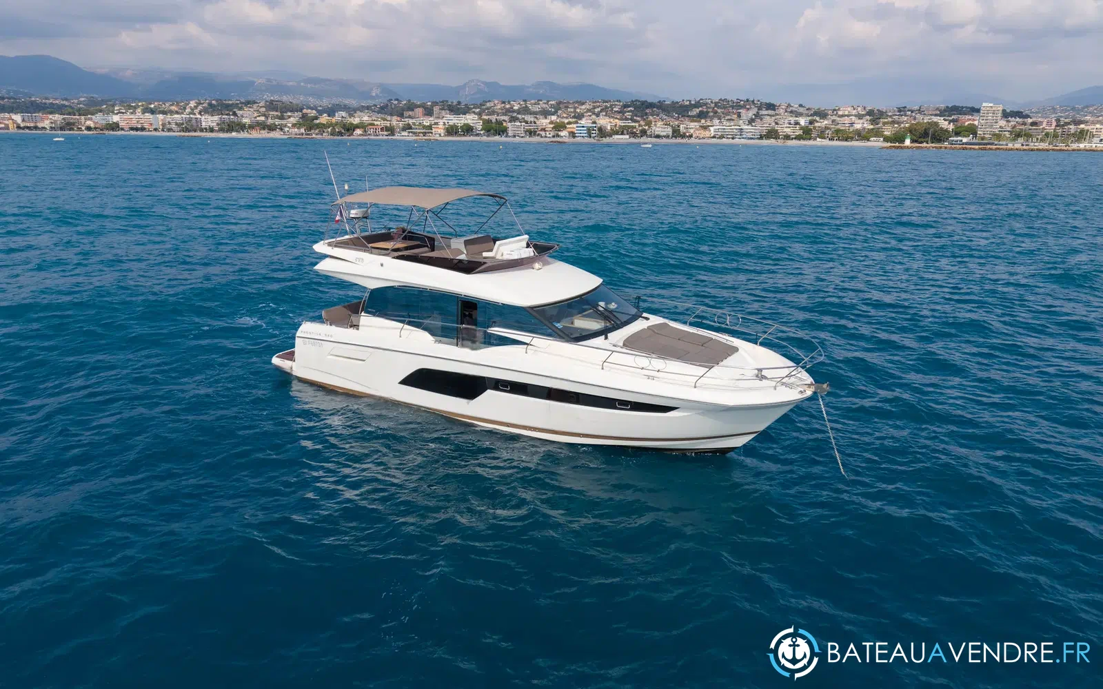 slider 1 Prestige Yachts 520 Fly