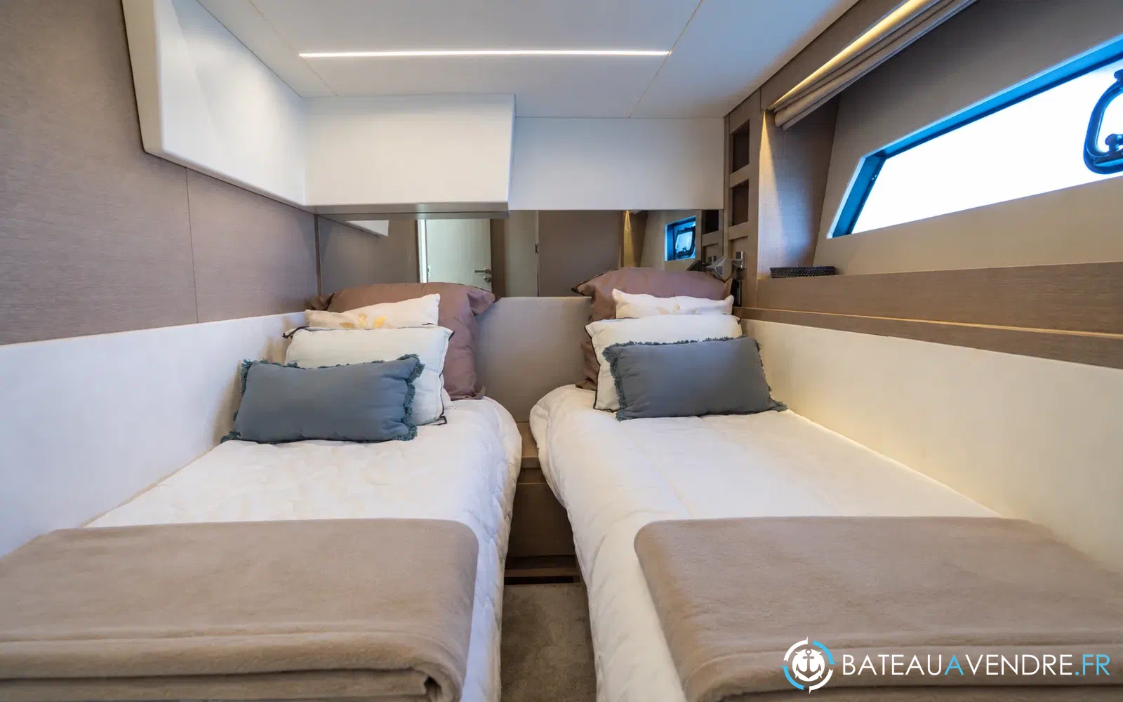 slider 19 Prestige Yachts 520 Fly