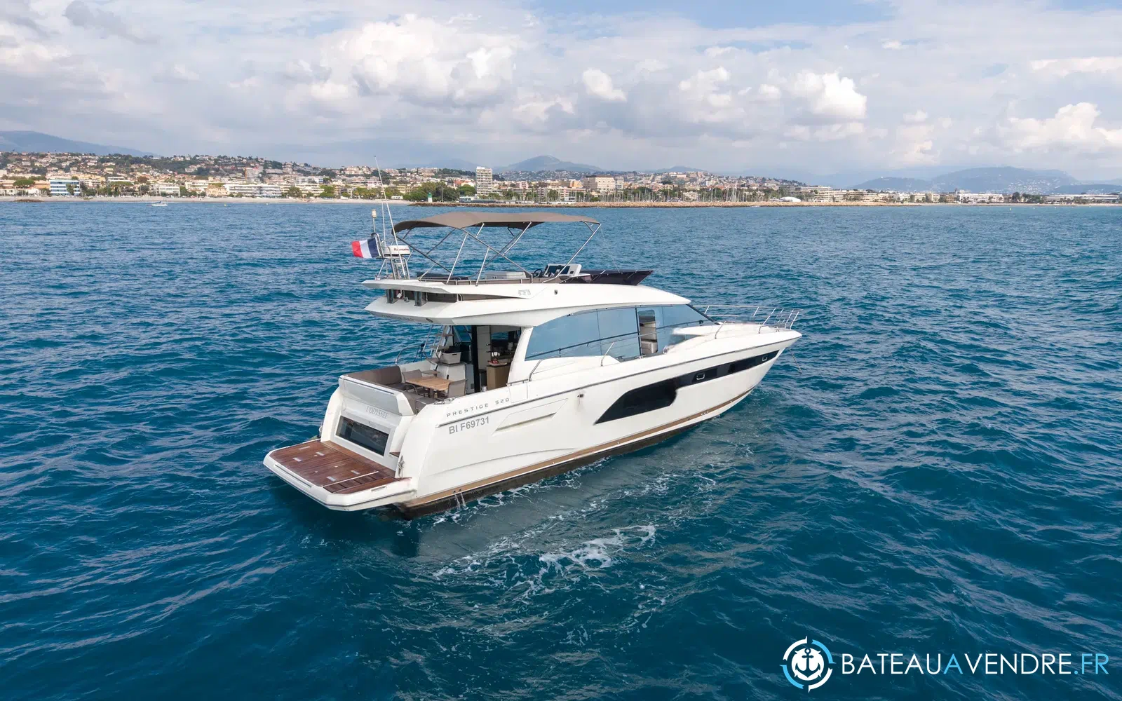 slider 3 Prestige Yachts 520 Fly