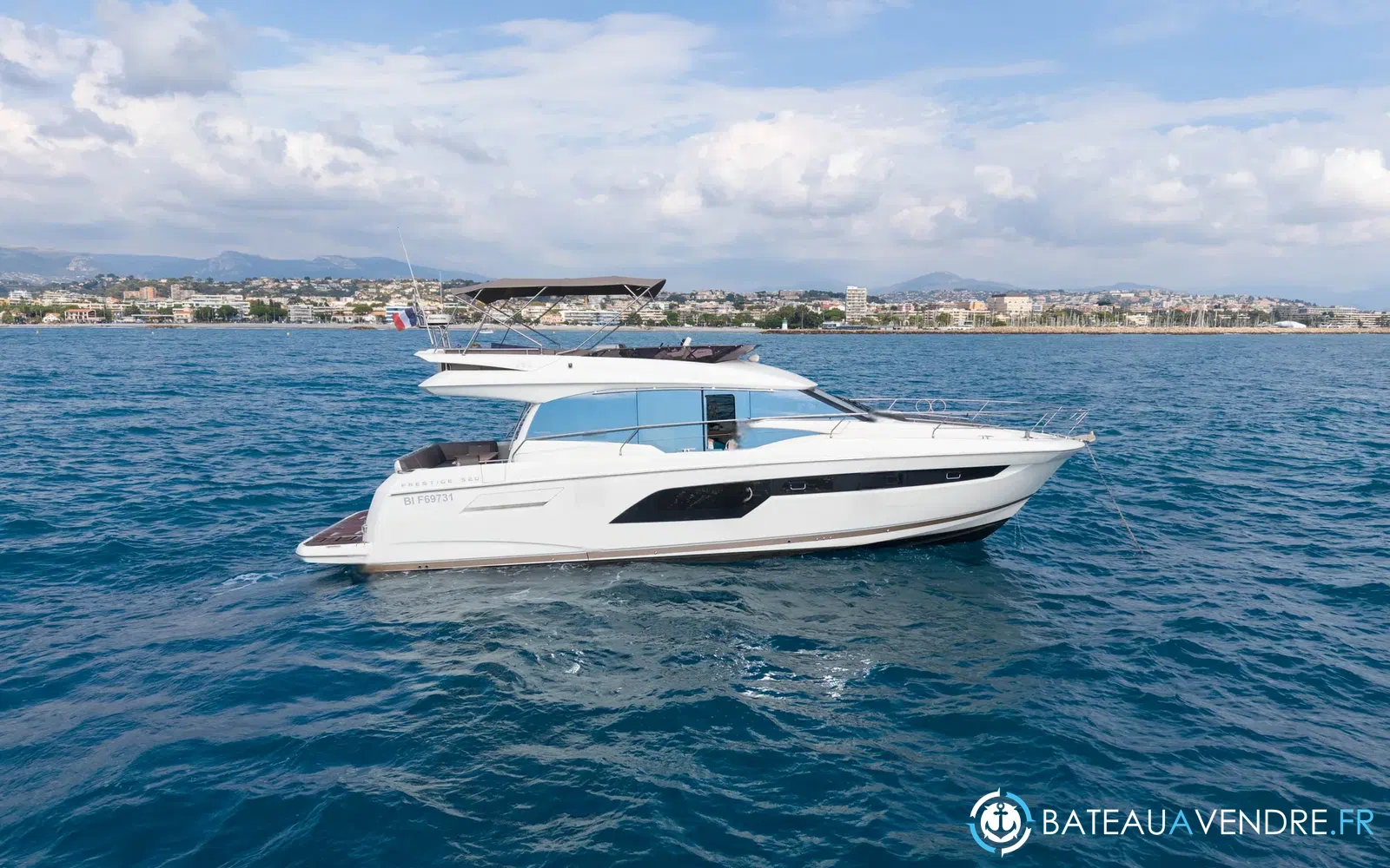 slider 4 Prestige Yachts 520 Fly