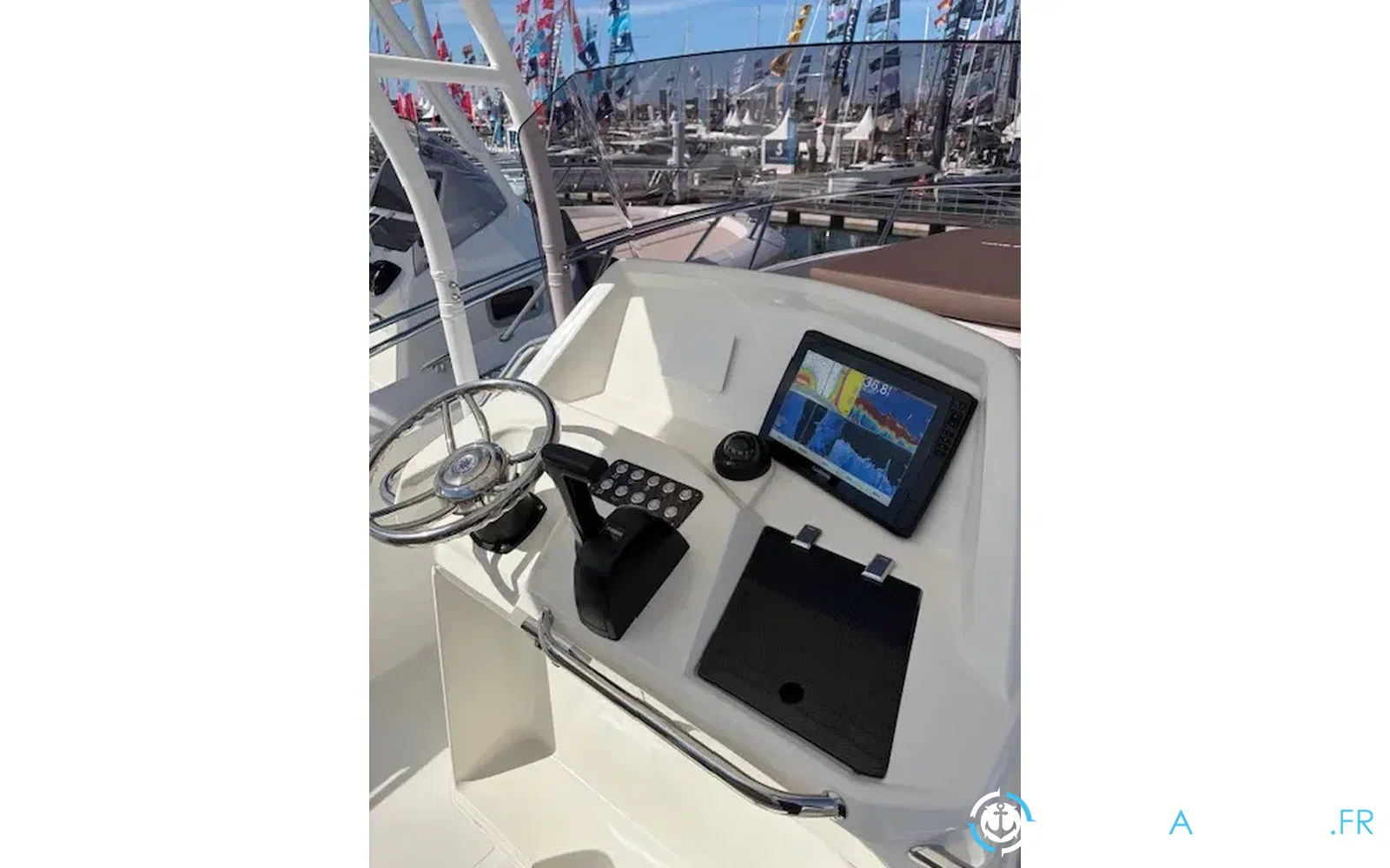 slider 7 White Shark 230 CC