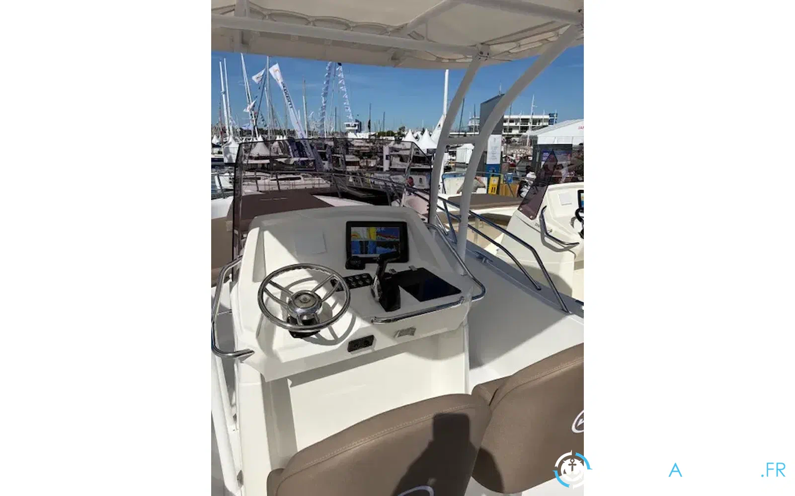 slider 6 White Shark 230 CC