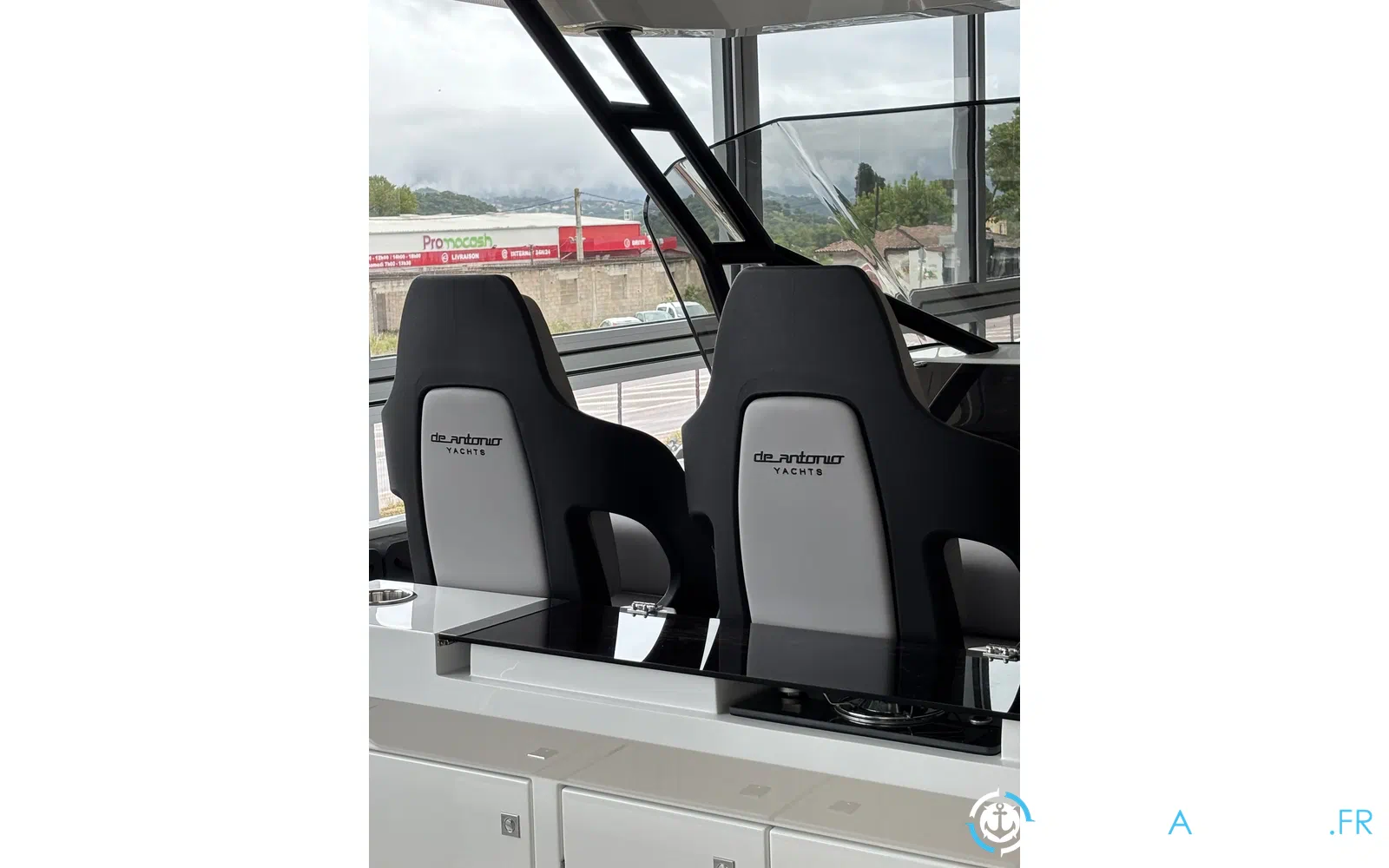 slider 22 De Antonio Yachts D32