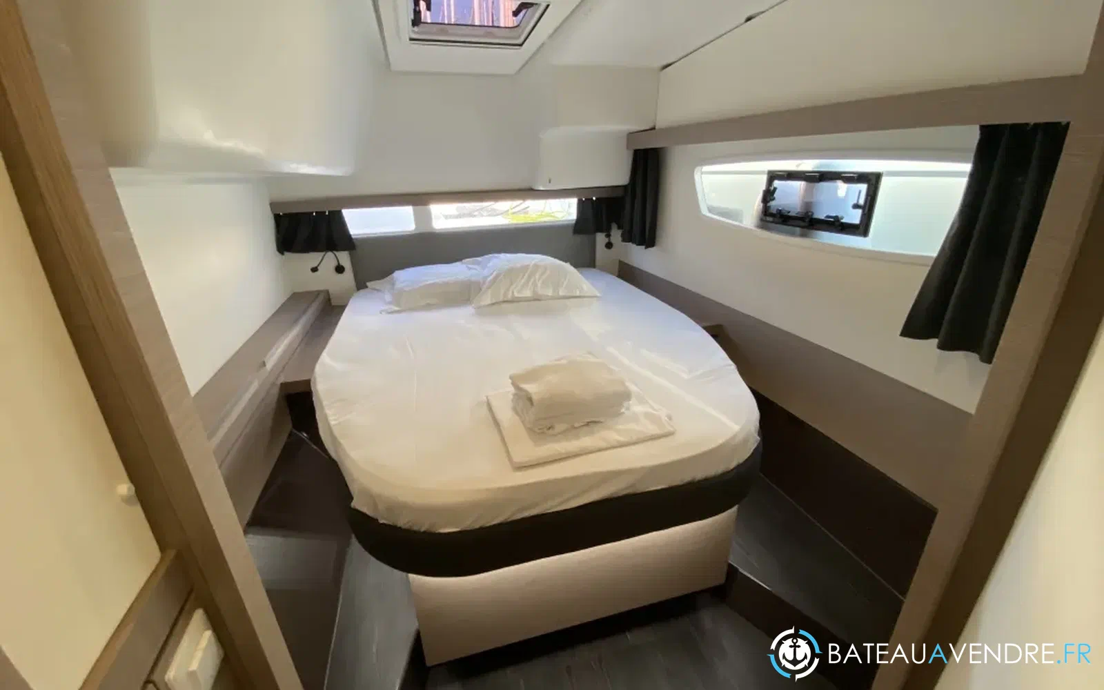 slider 3 Fountaine Pajot Isla 40