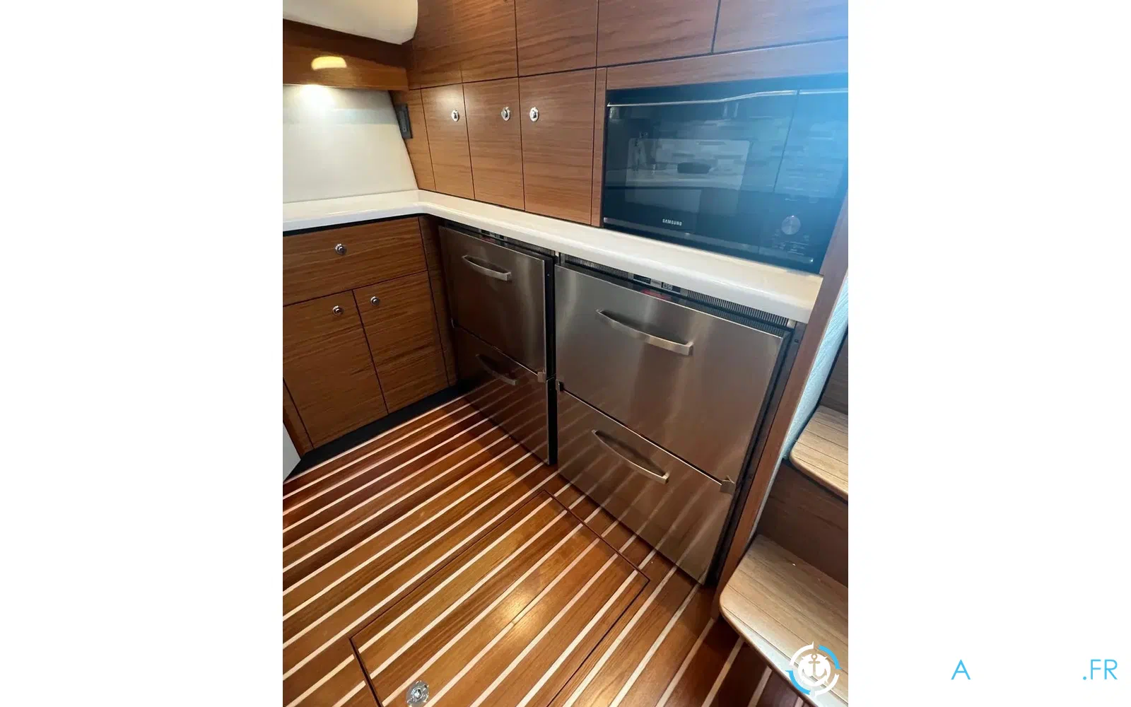 slider 39 Tiara 43 Open