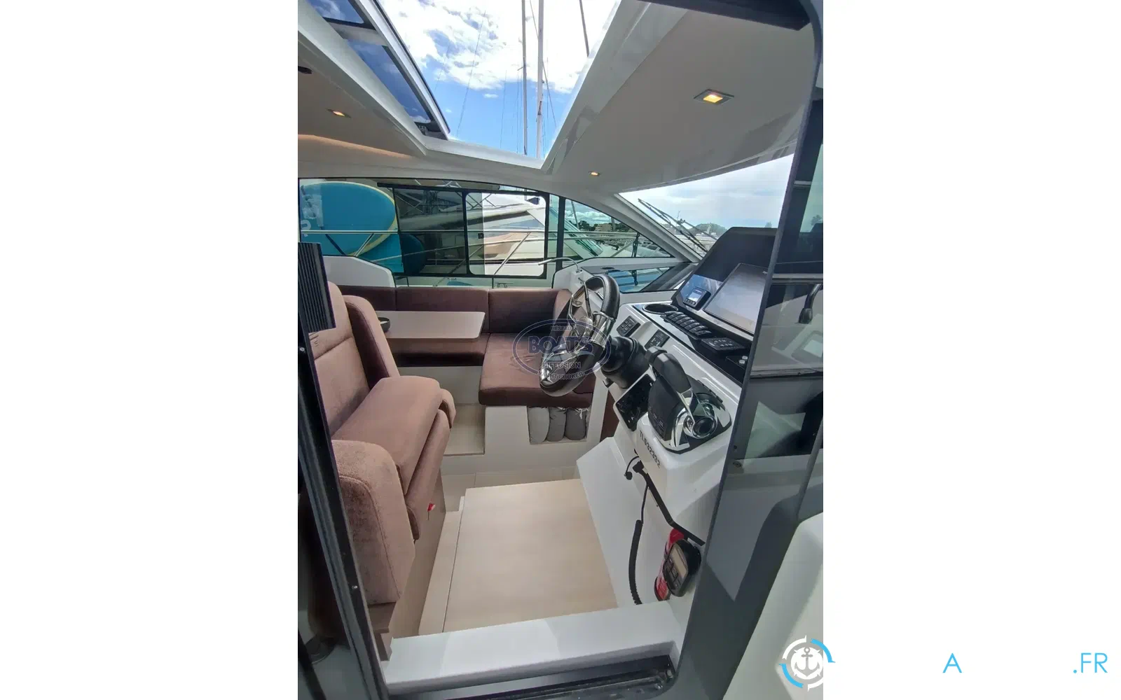 slider 8 Sealine C335