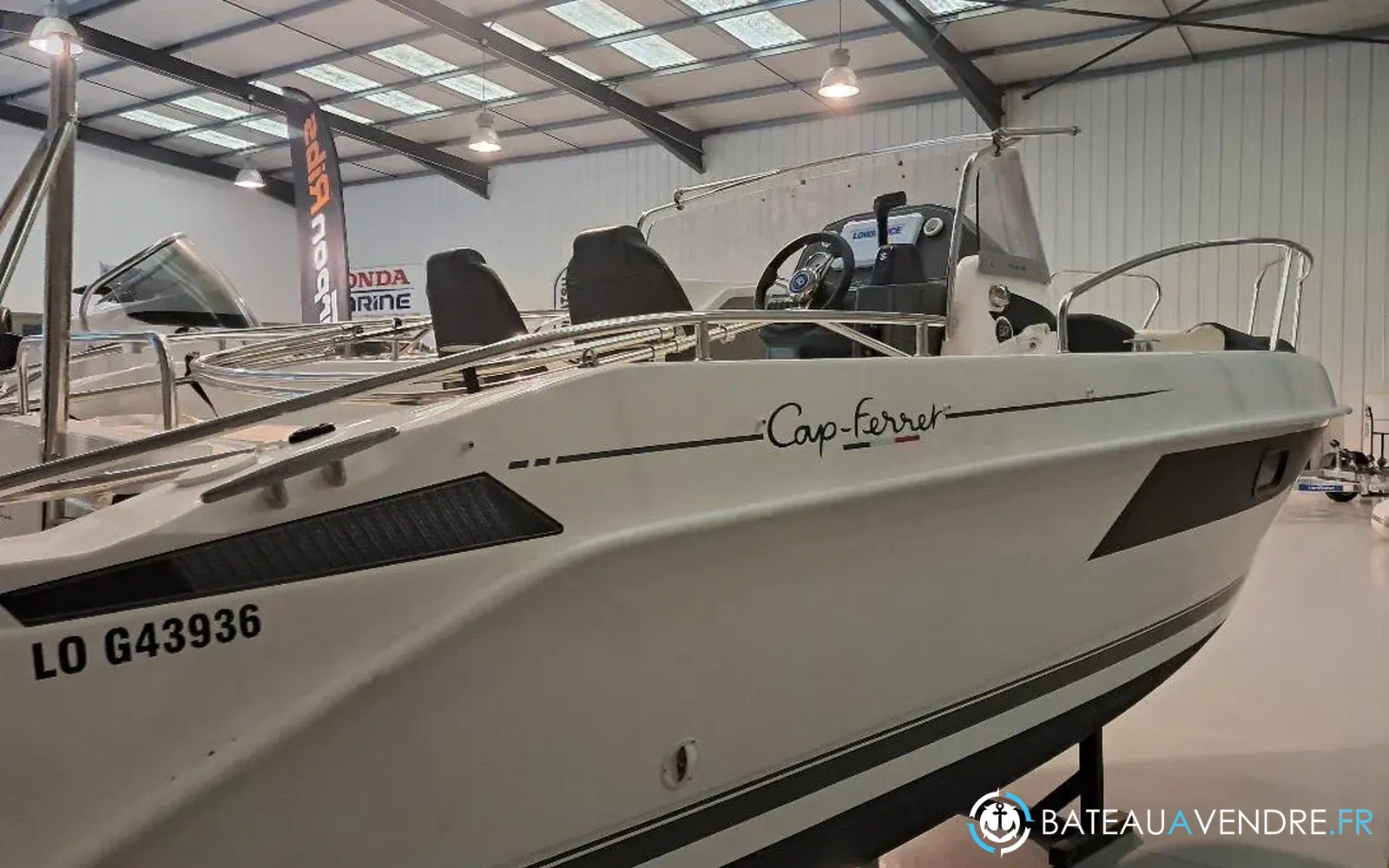 slider 1 B2 Marine Cap Ferret 702 Sun Deck