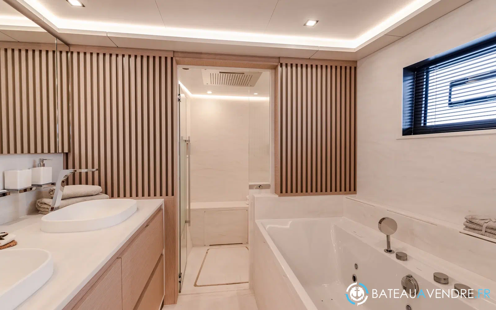 slider 84 Fountaine Pajot Thira 80