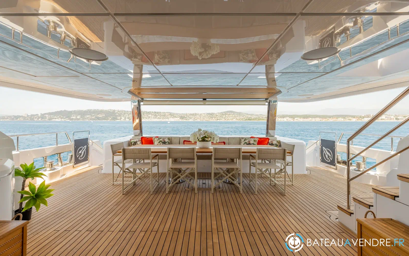 slider 29 Majesty Yachts Majesty 120